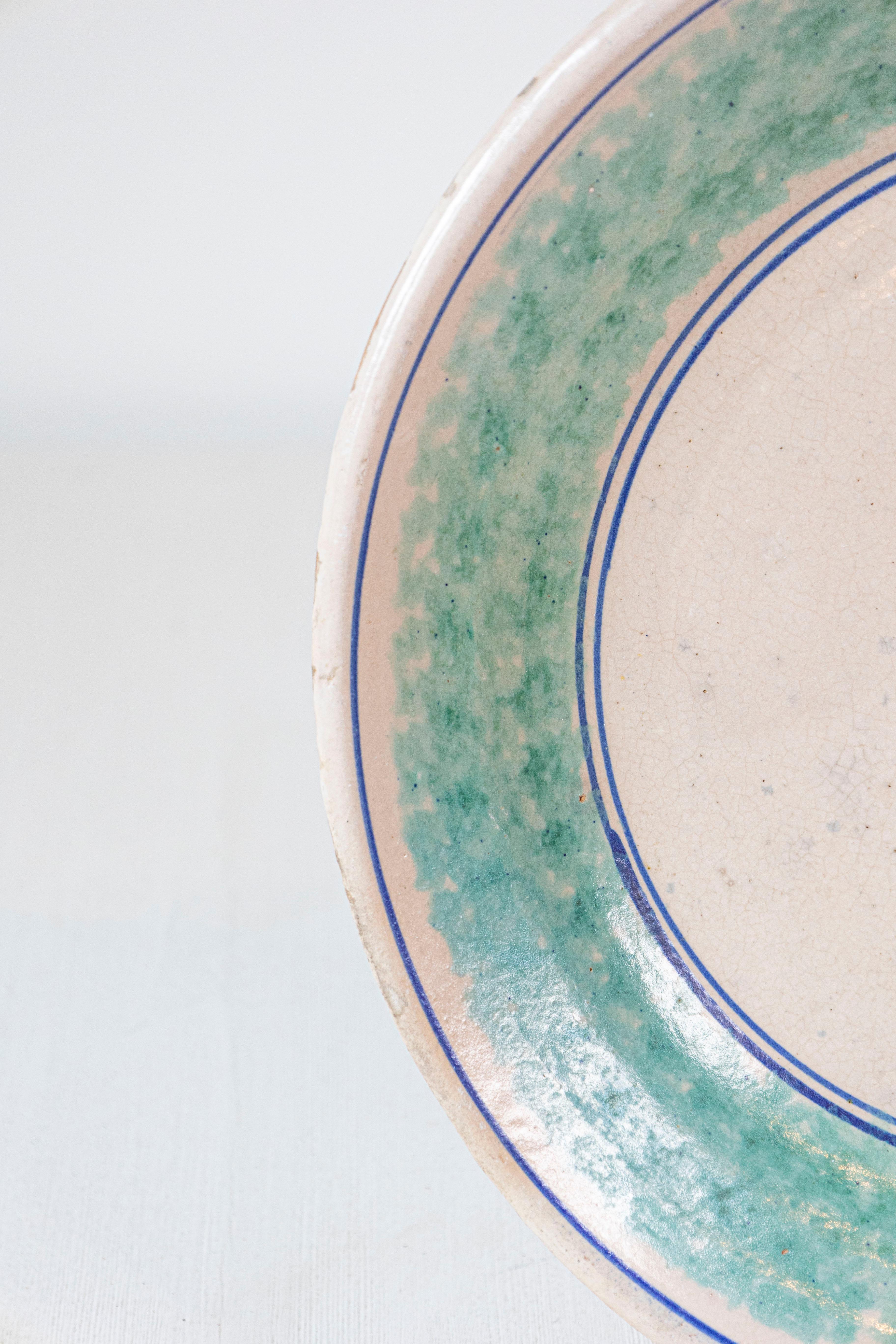 Plato de cerámica del norte de Italia de la década de 1910 con motivo de ciervo azul y pátina envejecida Pintado en venta