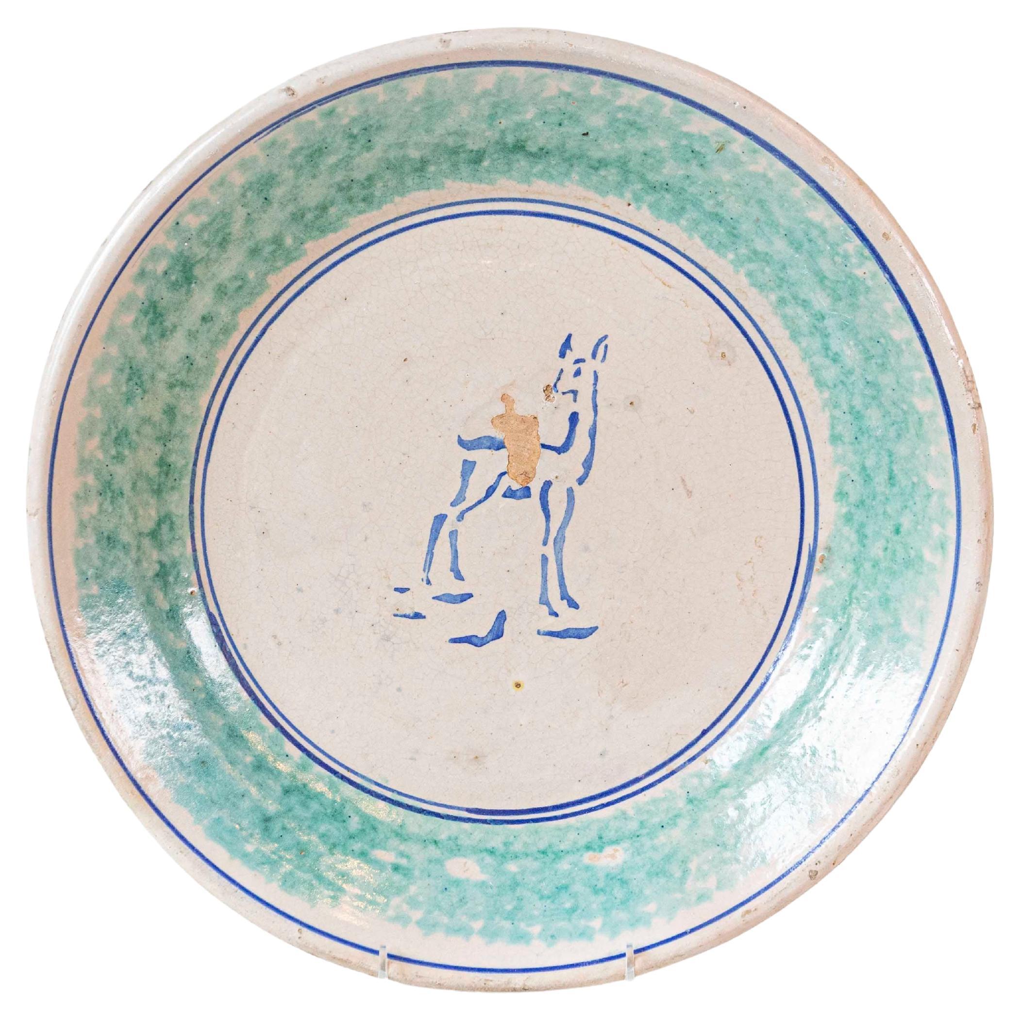 Plato de cerámica del norte de Italia de la década de 1910 con motivo de ciervo azul y pátina envejecida en venta