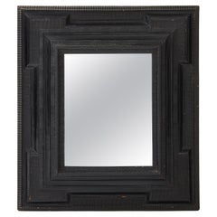 Specchio con cornice barocca ebanizzata del Nord Italia, intagliato a mano, 1660-80
