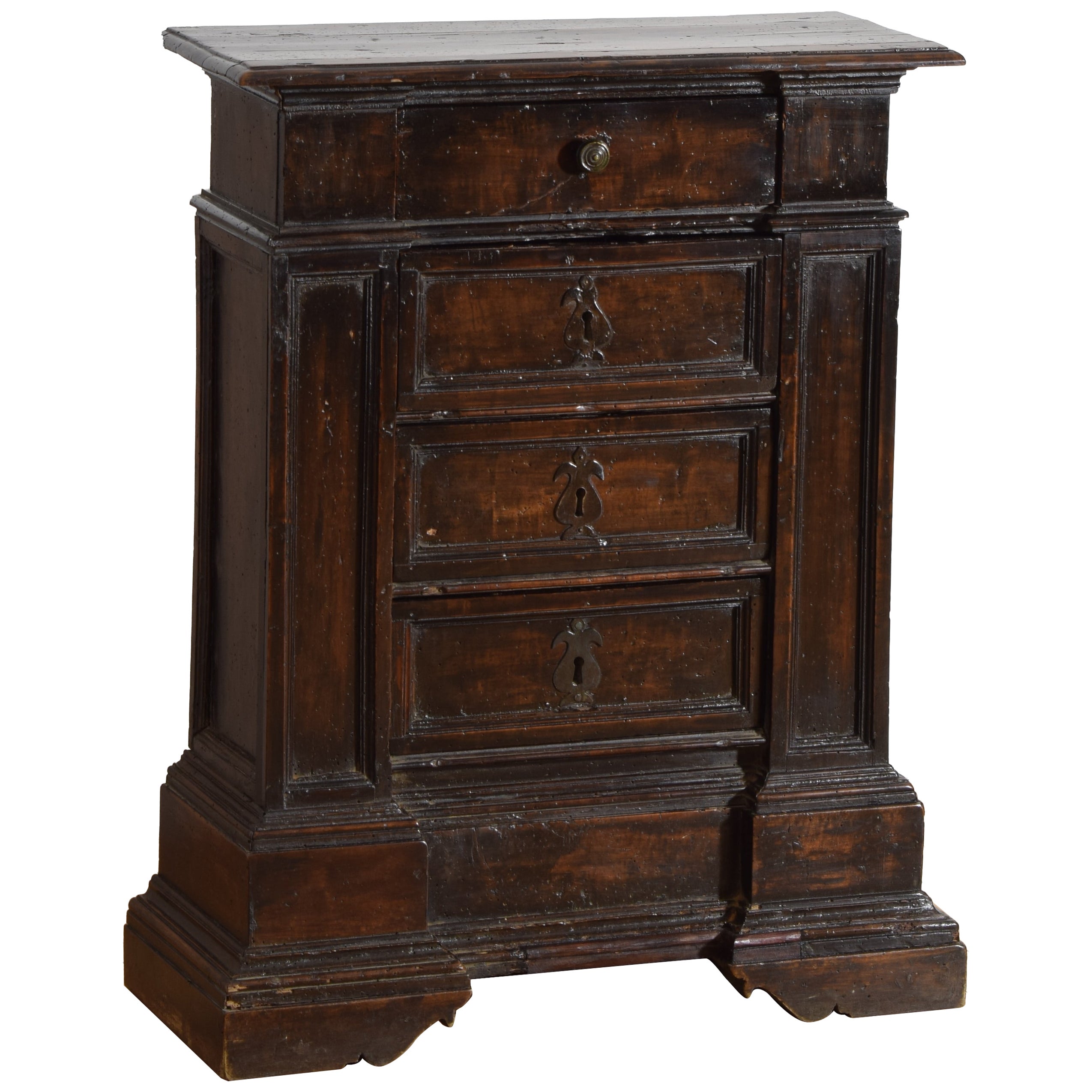 Northern Italian Baroque Period Walnut 4-Drawer Commode, 1st Quarter 18th cen.