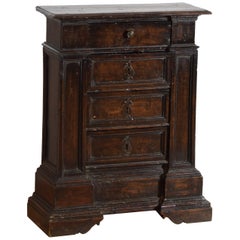 Northern Italian Baroque Period Walnut 4-Drawer Commode, 1st Quarter 18th cen.