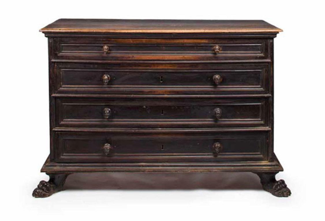 Commodo barocco in noce dell'Italia settentrionale (XVII-XVIII secolo) con 4 cassetti con tiretti intagliati a forma di busti in costume rinascimentale. Poggia su zoccoli scolpiti.

