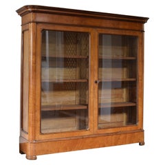 Libreria con ante in vetro e impiallacciatura in legno da frutto del Nord Italia, XIX secolo.