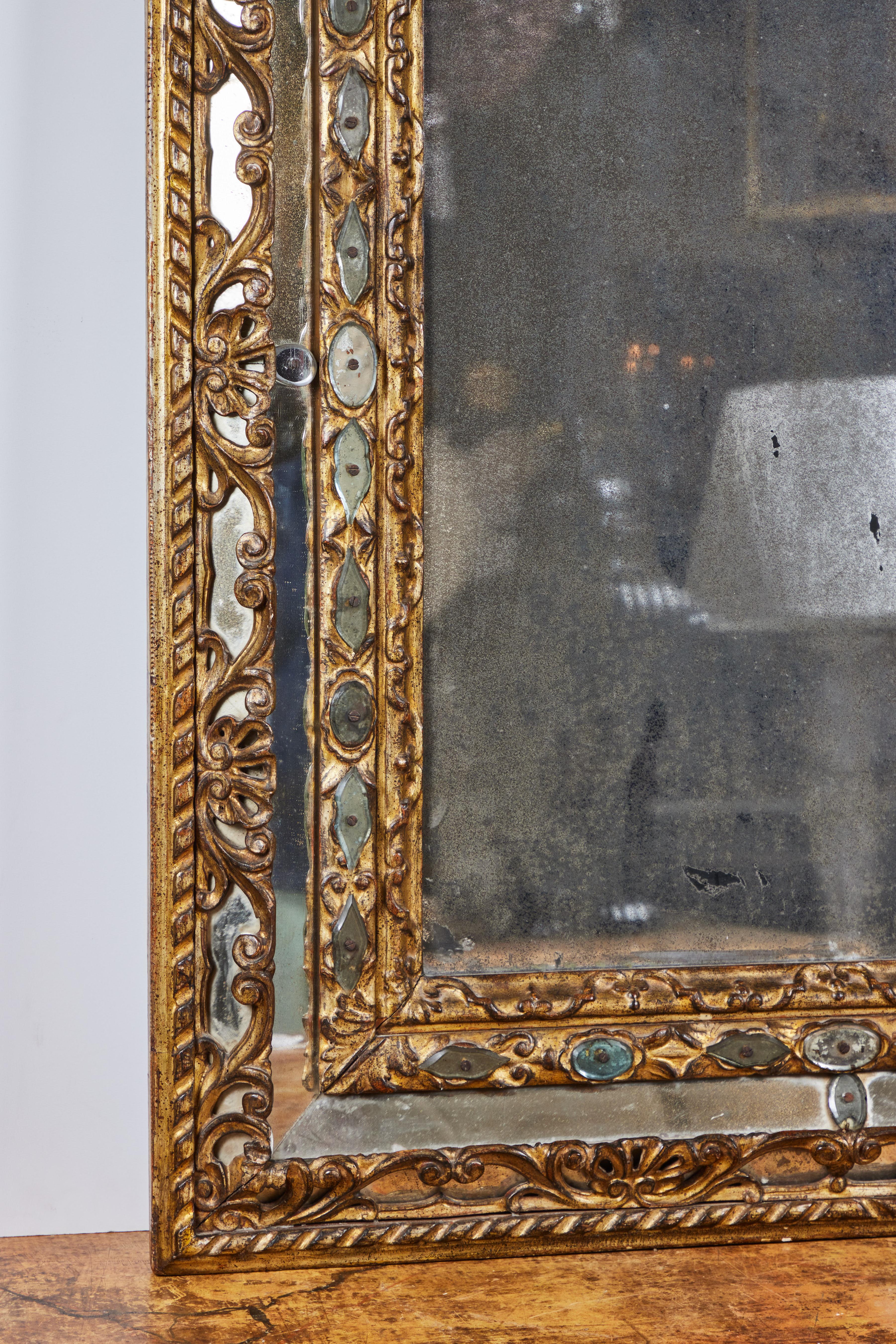 Baroque Miroir en bois doré d'Italie du Nord en vente