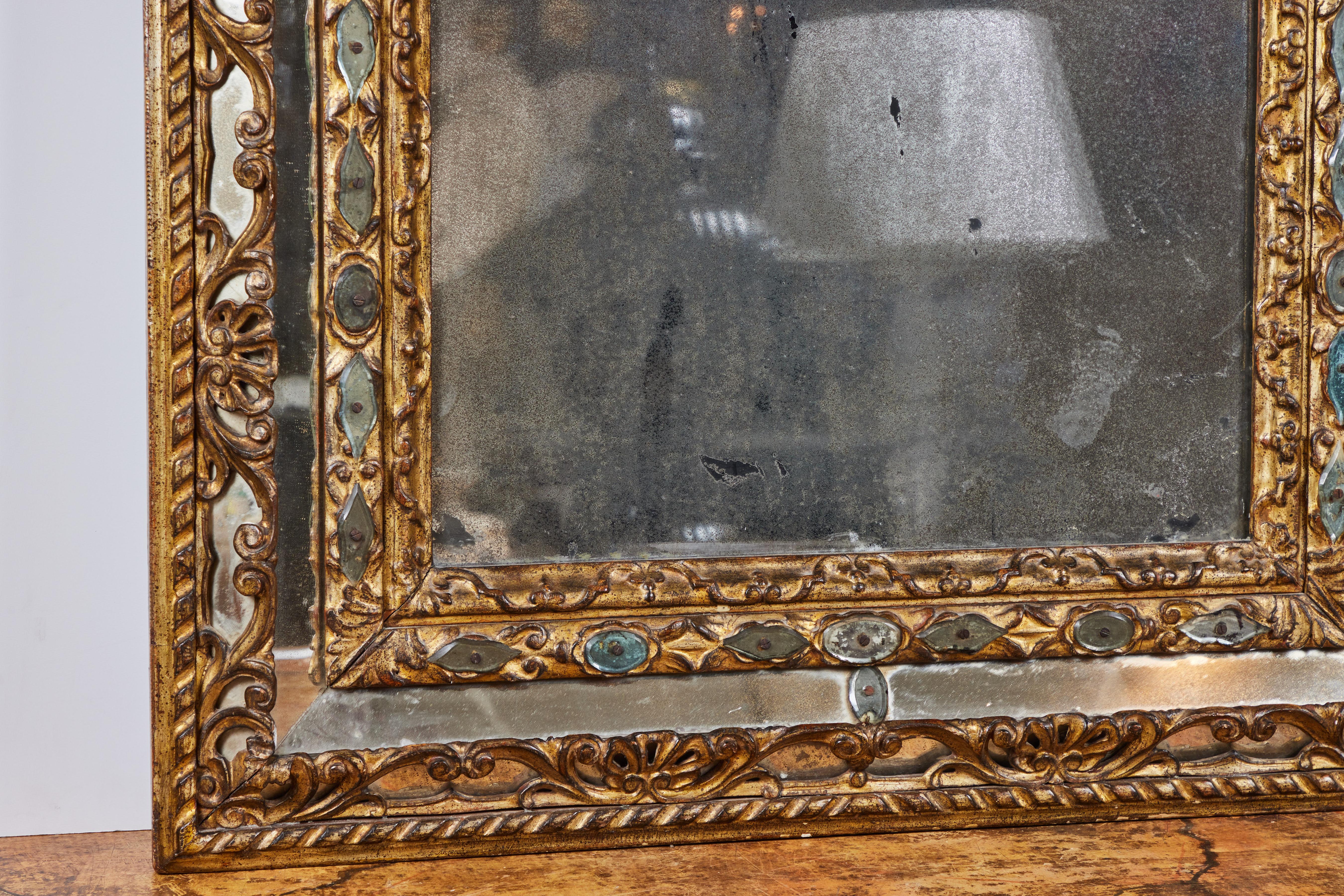 Doré Miroir en bois doré d'Italie du Nord en vente
