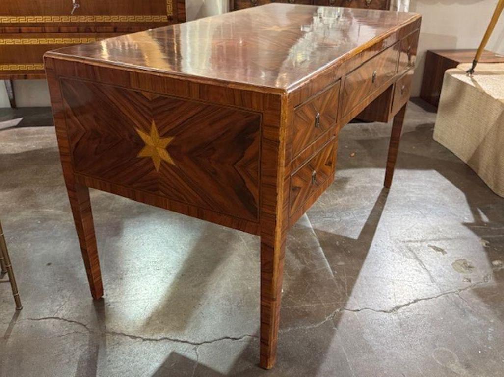 La scrivania in noce intarsiato Northern Italian con design a stella è un mobile lussuoso ed elegante, perfetto per chi vuole aggiungere un tocco di raffinatezza al proprio ufficio o spazio di lavoro. L'intricato design a stella e l'intarsio