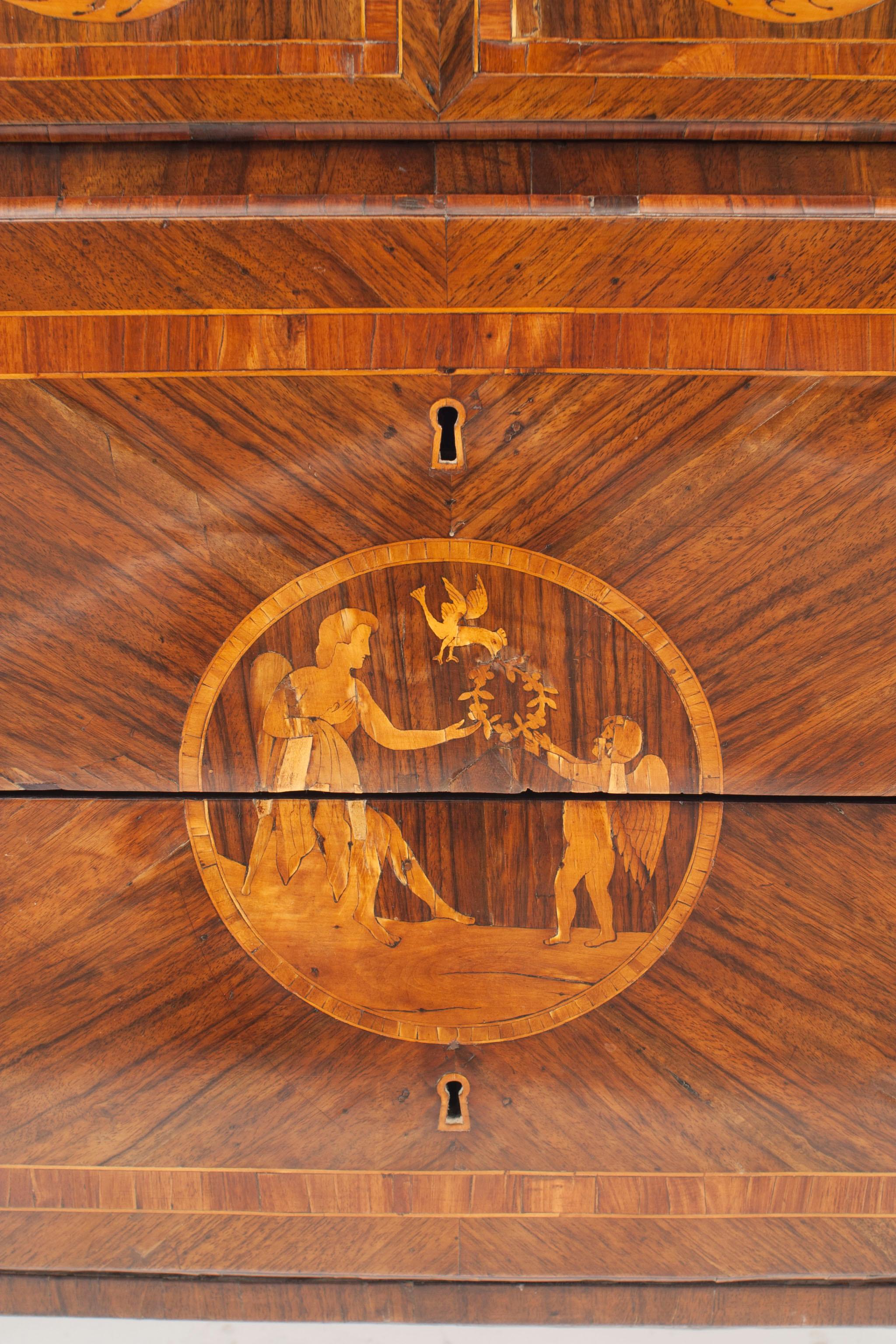 Italian Neo-Classic Walnut Commode with Marquetry In Good Condition For Sale In New York, NY