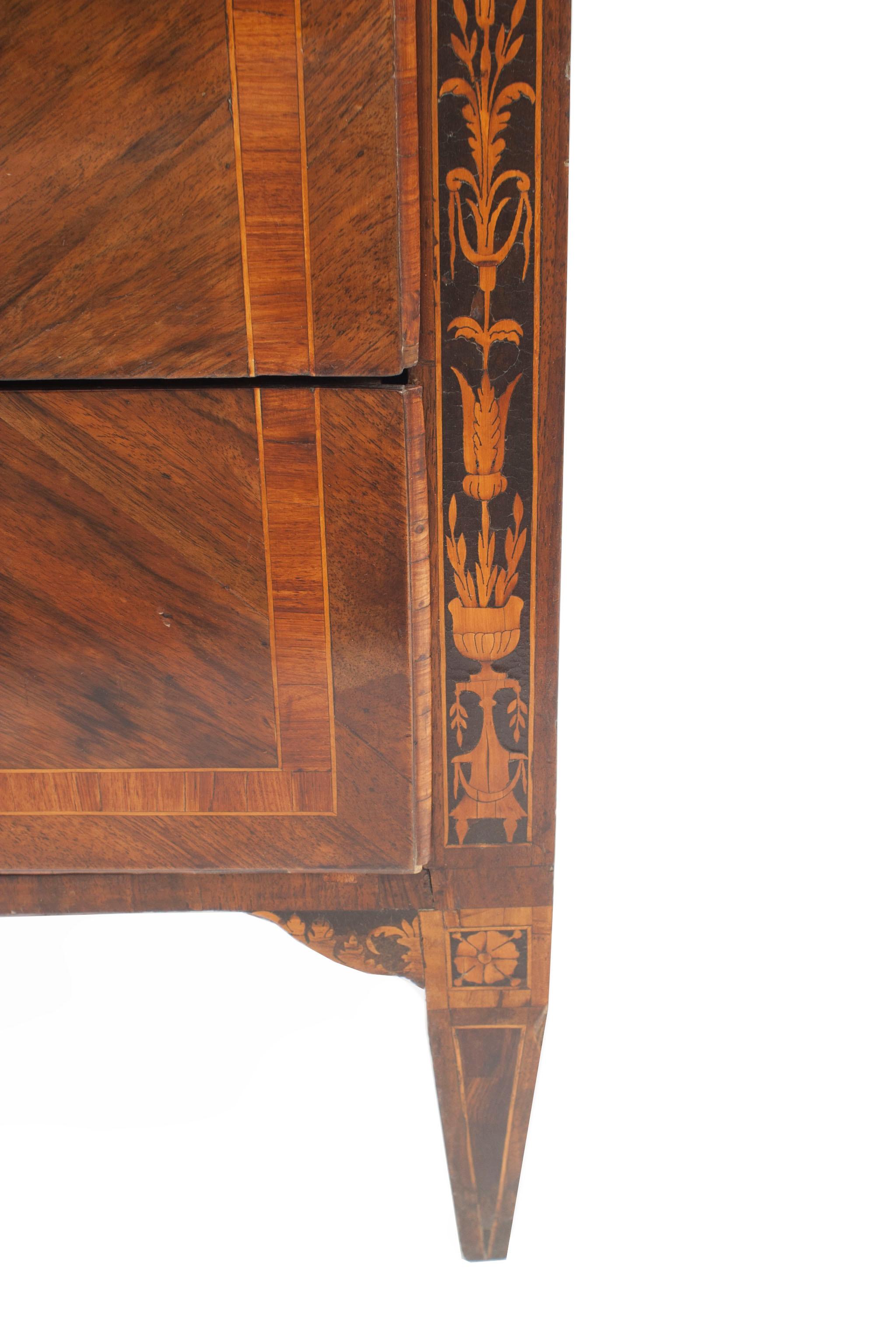 Ottone Commodo neoclassico italiano in noce con intarsio in vendita
