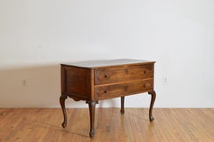 Commode à deux tiroirs en noyer d'Italie du Nord de la fin de la période LXIV, vers 1730