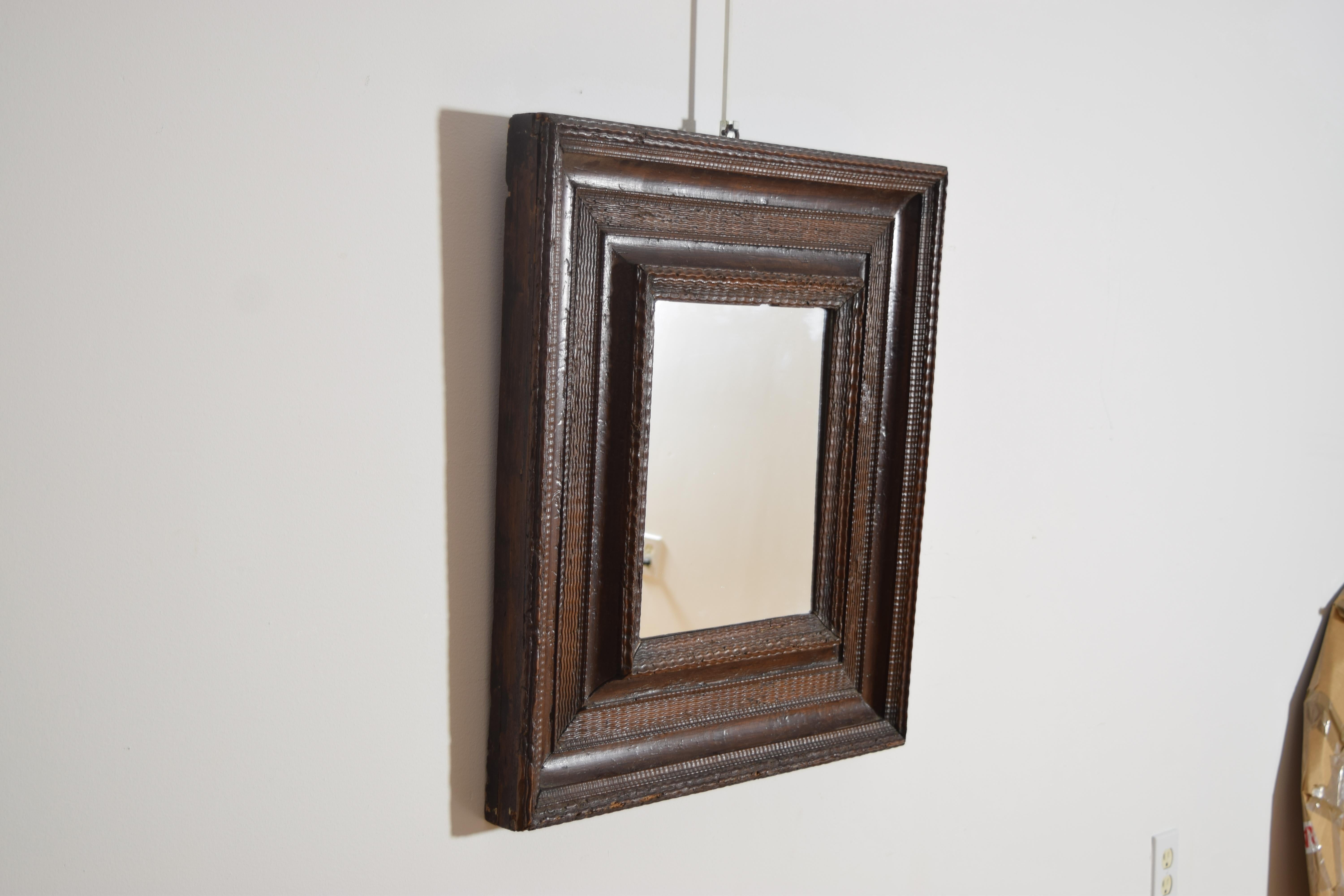 Espejo de nogal tallado guilloché del periodo Luis XIV del norte de Italia, ca. 1700 Italiano en venta