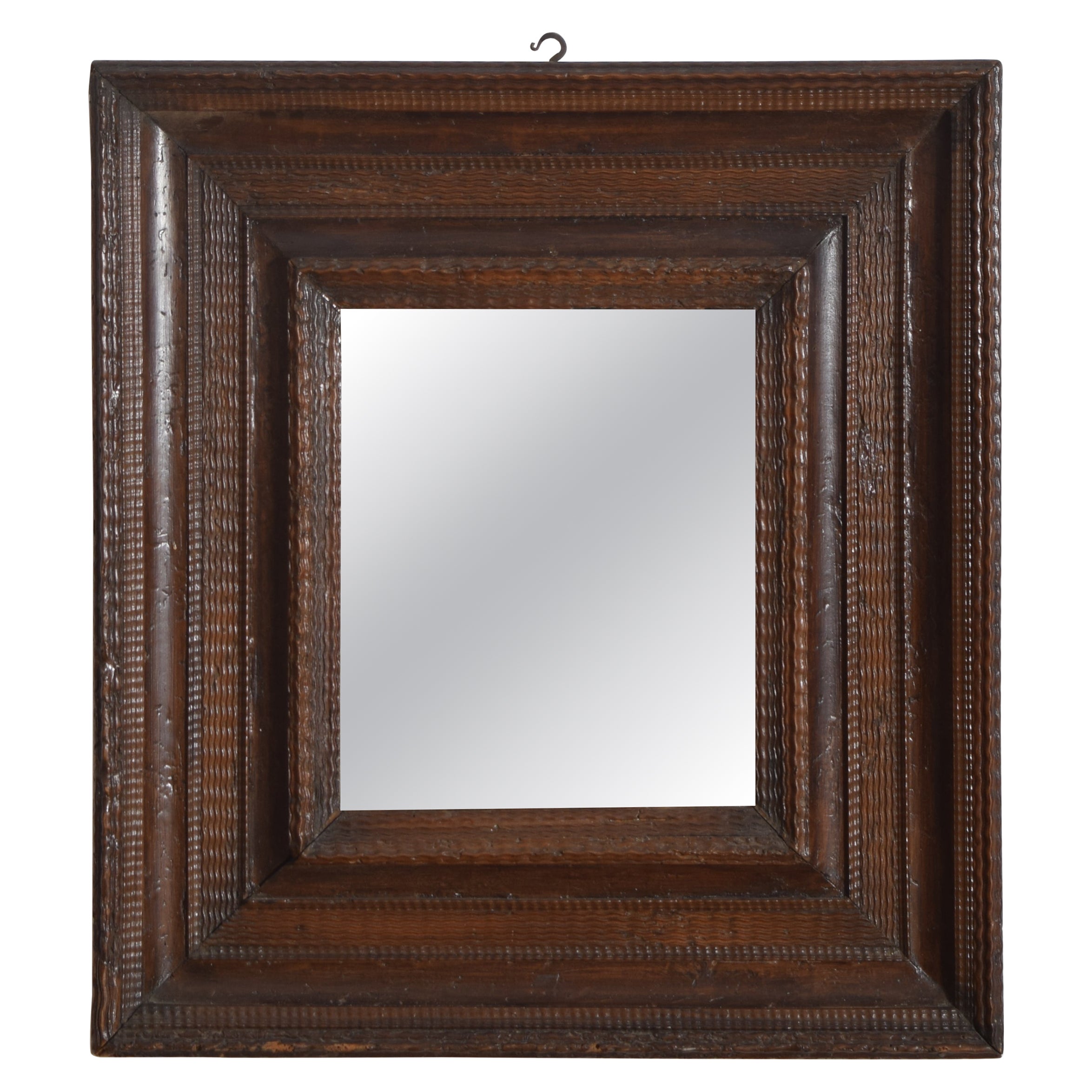 Espejo de nogal tallado guilloché del periodo Luis XIV del norte de Italia, ca. 1700 en venta