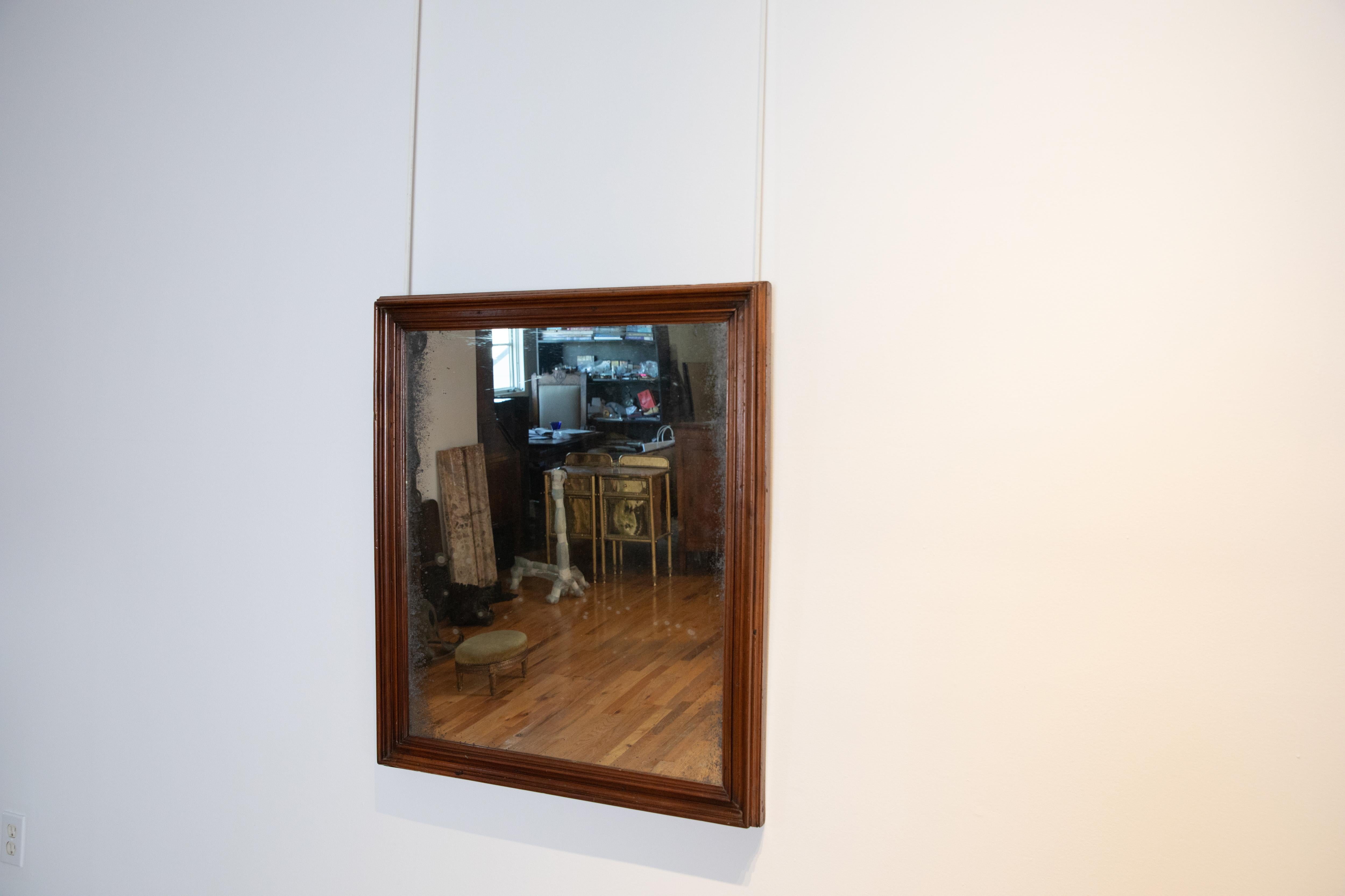italien Miroir en noyer façonné d'Italie du Nord, plaque d'origine, début du 19e siècle en vente