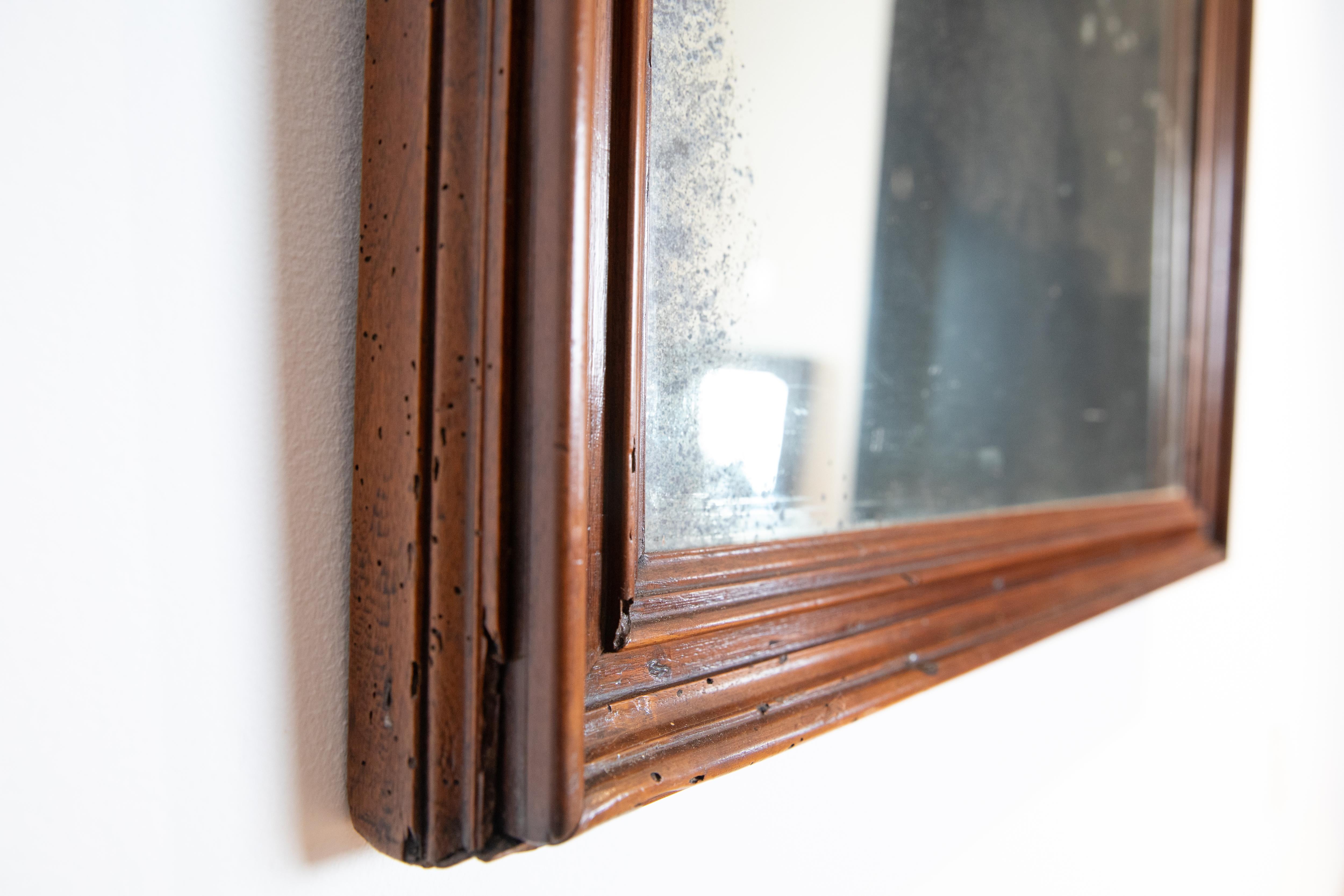 Miroir en noyer façonné d'Italie du Nord, plaque d'origine, début du 19e siècle Bon état - En vente à Atlanta, GA