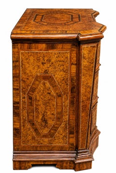 Norditalienische Kommode im Stil Ludwigs XVI. aus Nussbaumholz mit Intarsien, um 1770–1795