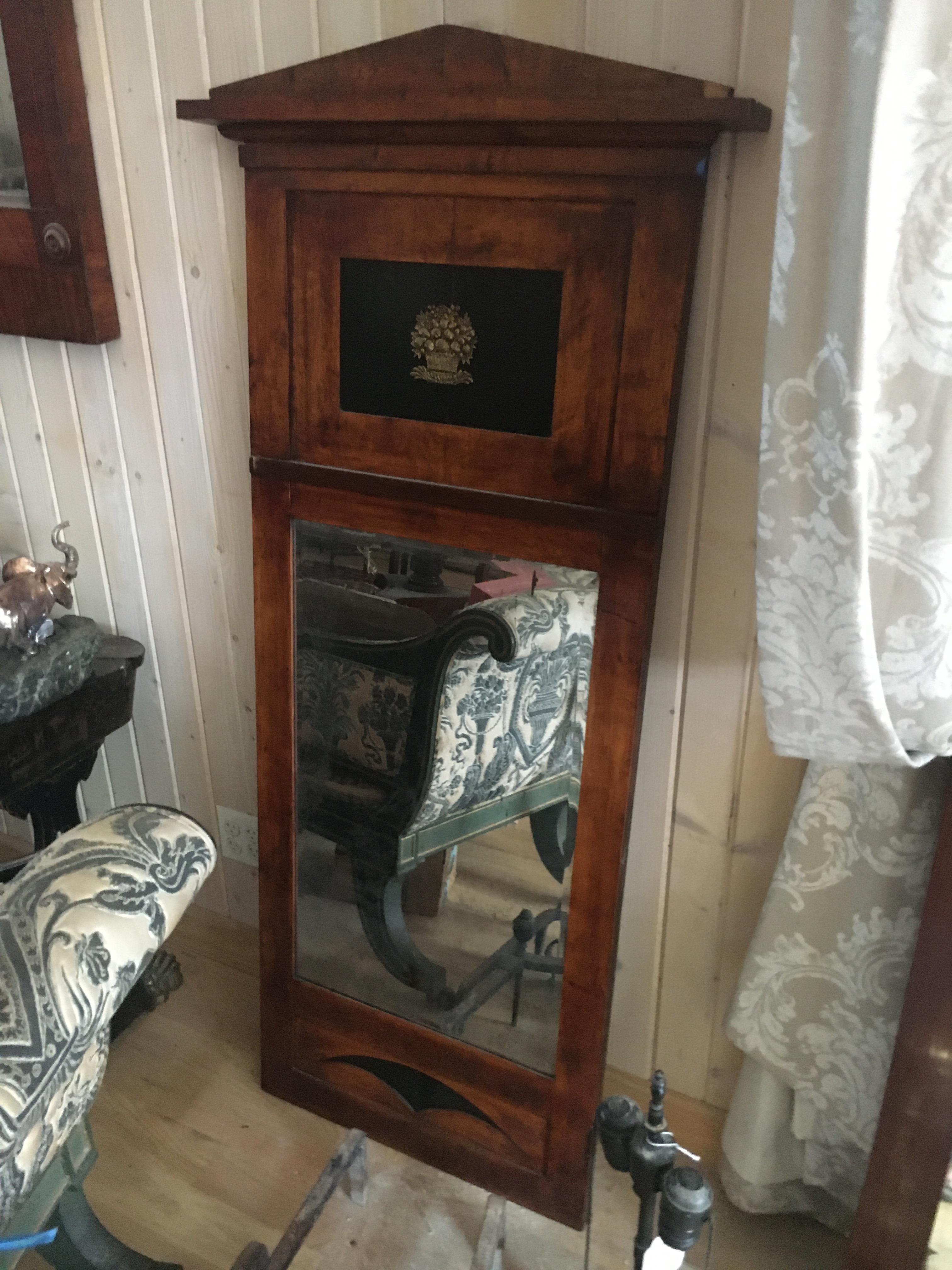 Miroir néoclassique en noyer d'Italie du Nord avec décoration en bois doré en vente 2