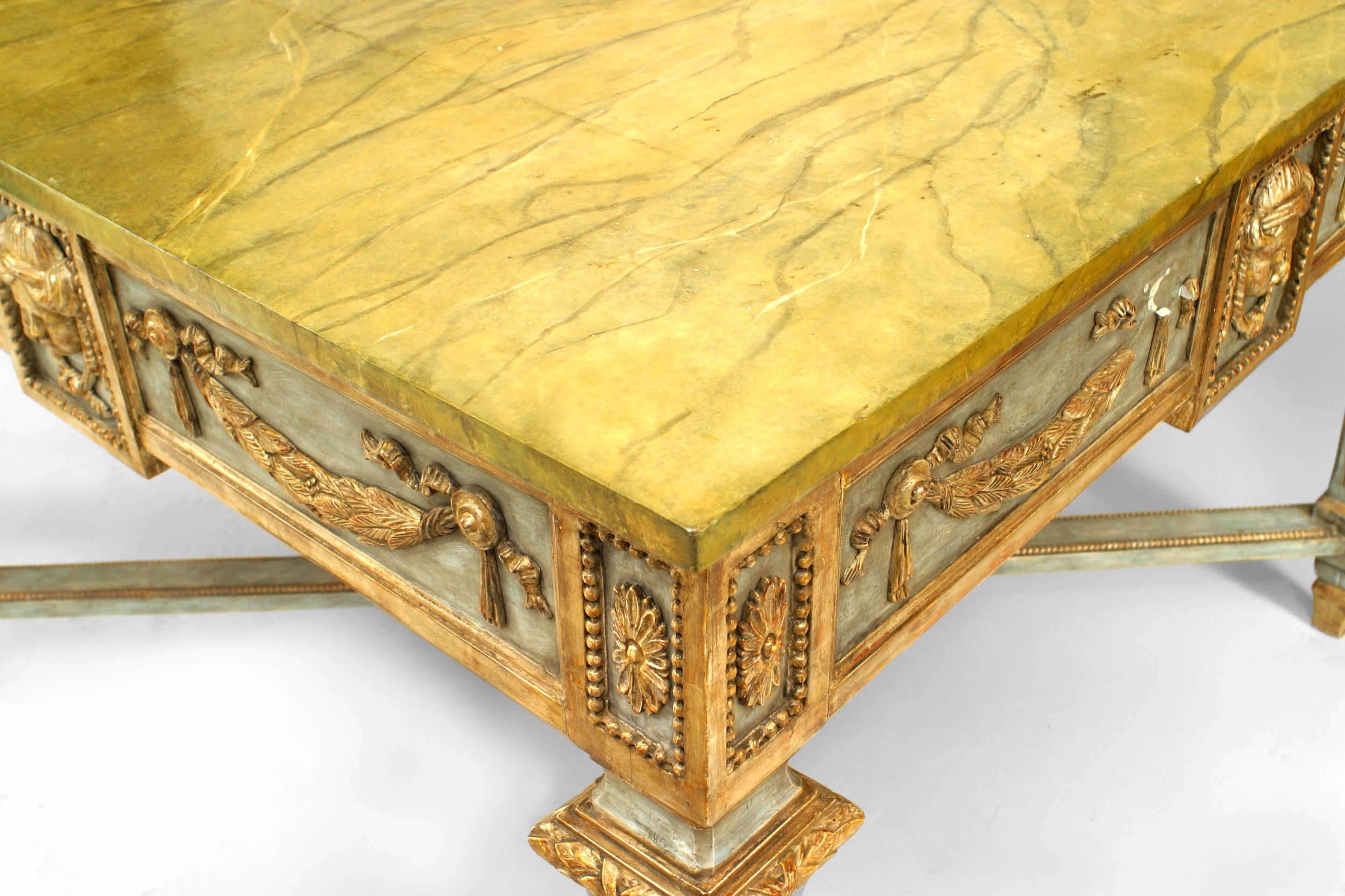 Table centrale carrée néo-classique (fin du 18ème siècle) en argent doré et peinture bleue avec des guirlandes et des masques sur le tablier, sur des pieds carrés fuselés avec un brancard et un plateau en faux marbre peint.
