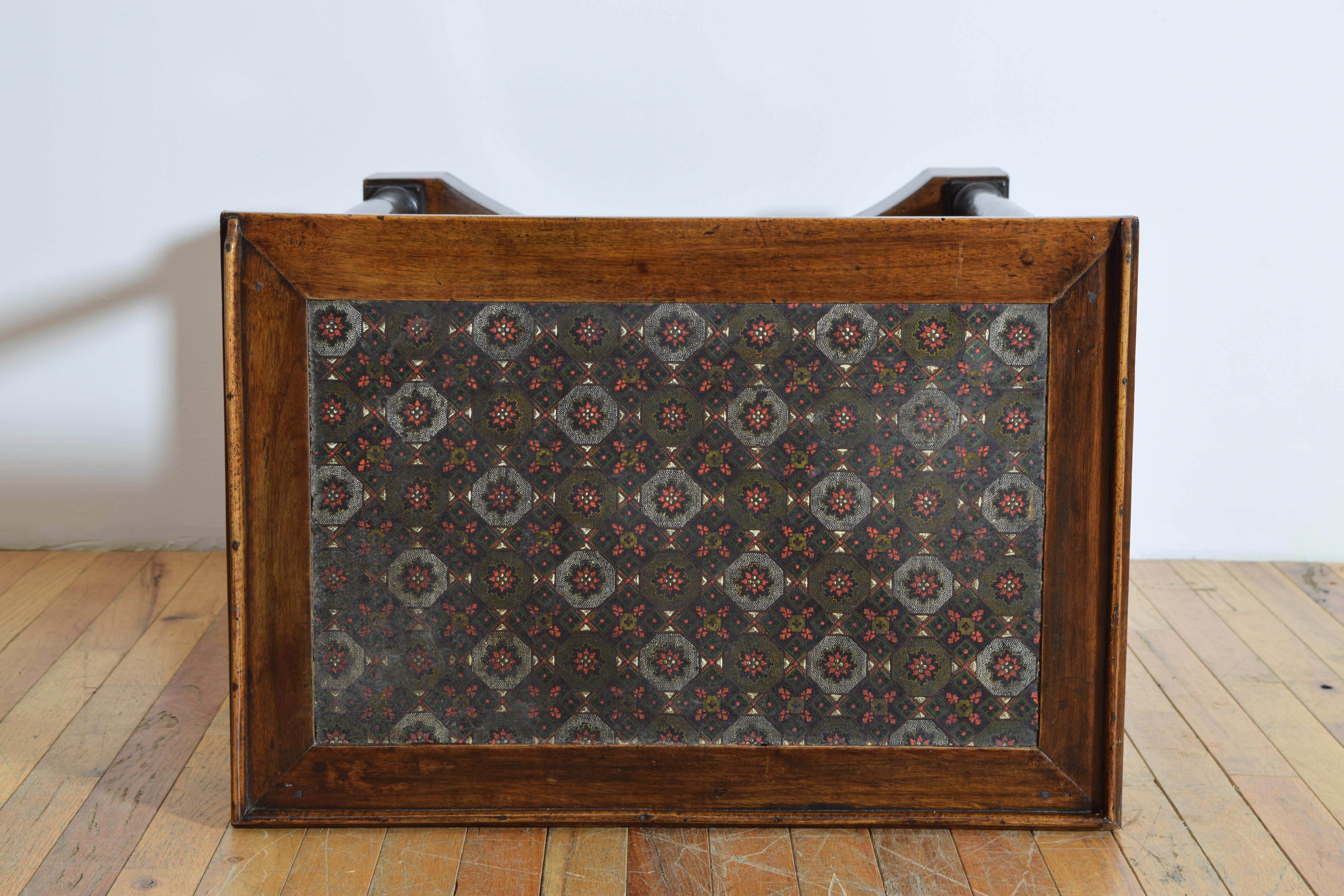 Norditalienischer neoklassischer Nussbaum & ebonisiertes schabloniertes Leder-Schreibtisch im Angebot 3