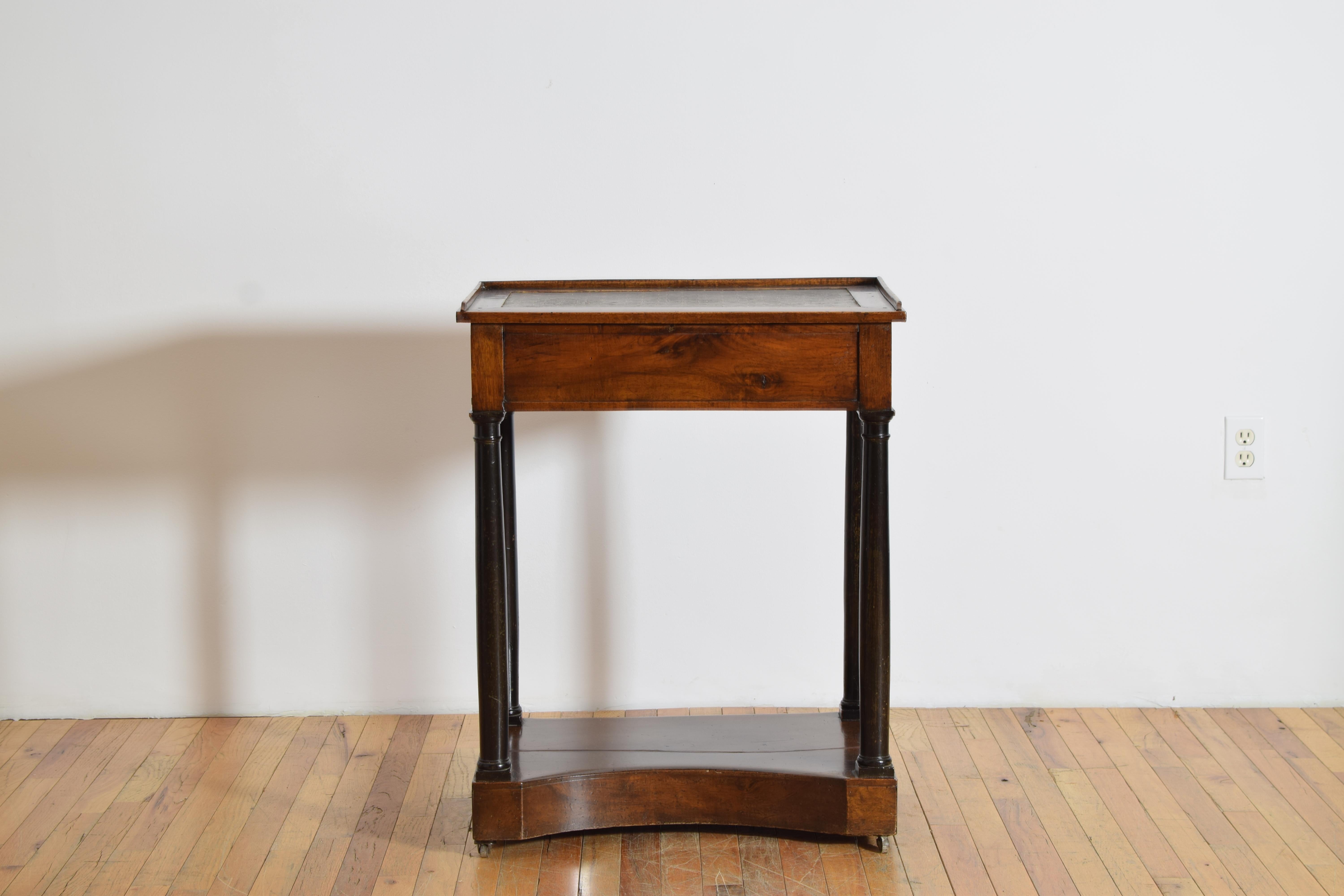 Norditalienischer neoklassischer Nussbaum & ebonisiertes schabloniertes Leder-Schreibtisch (Empire) im Angebot