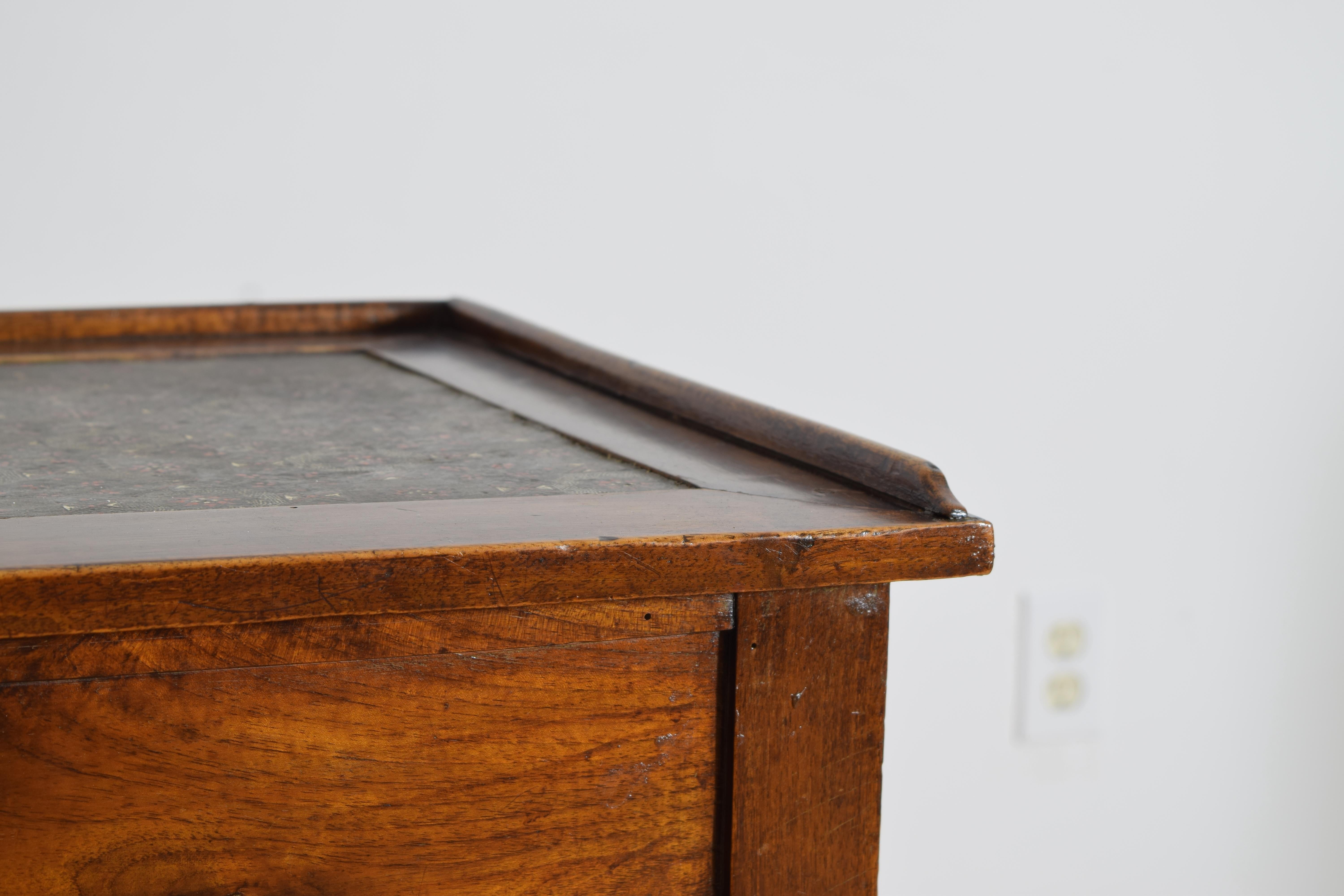 Norditalienischer neoklassischer Nussbaum & ebonisiertes schabloniertes Leder-Schreibtisch (Frühes 19. Jahrhundert) im Angebot