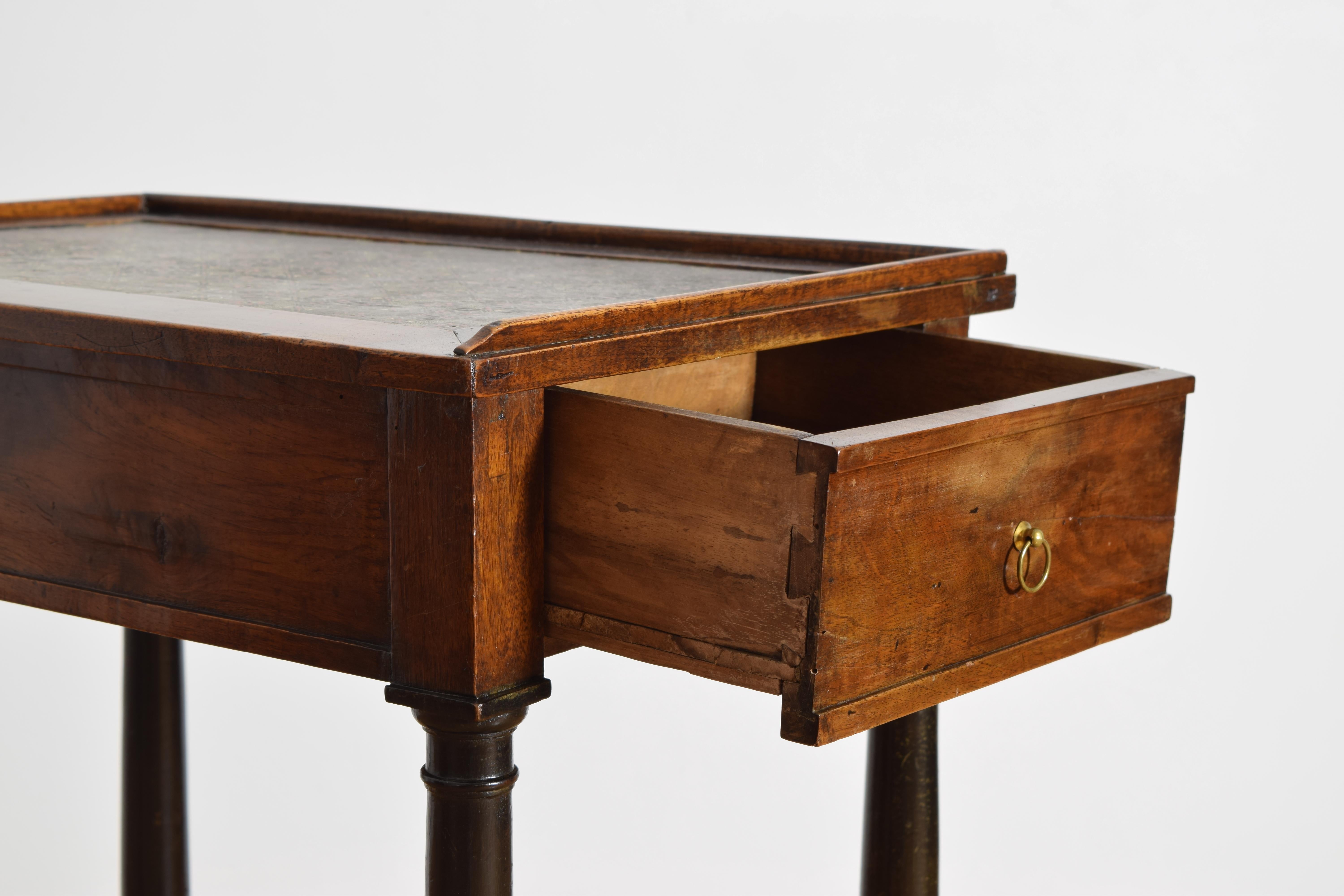 Norditalienischer neoklassischer Nussbaum & ebonisiertes schabloniertes Leder-Schreibtisch (Walnuss) im Angebot