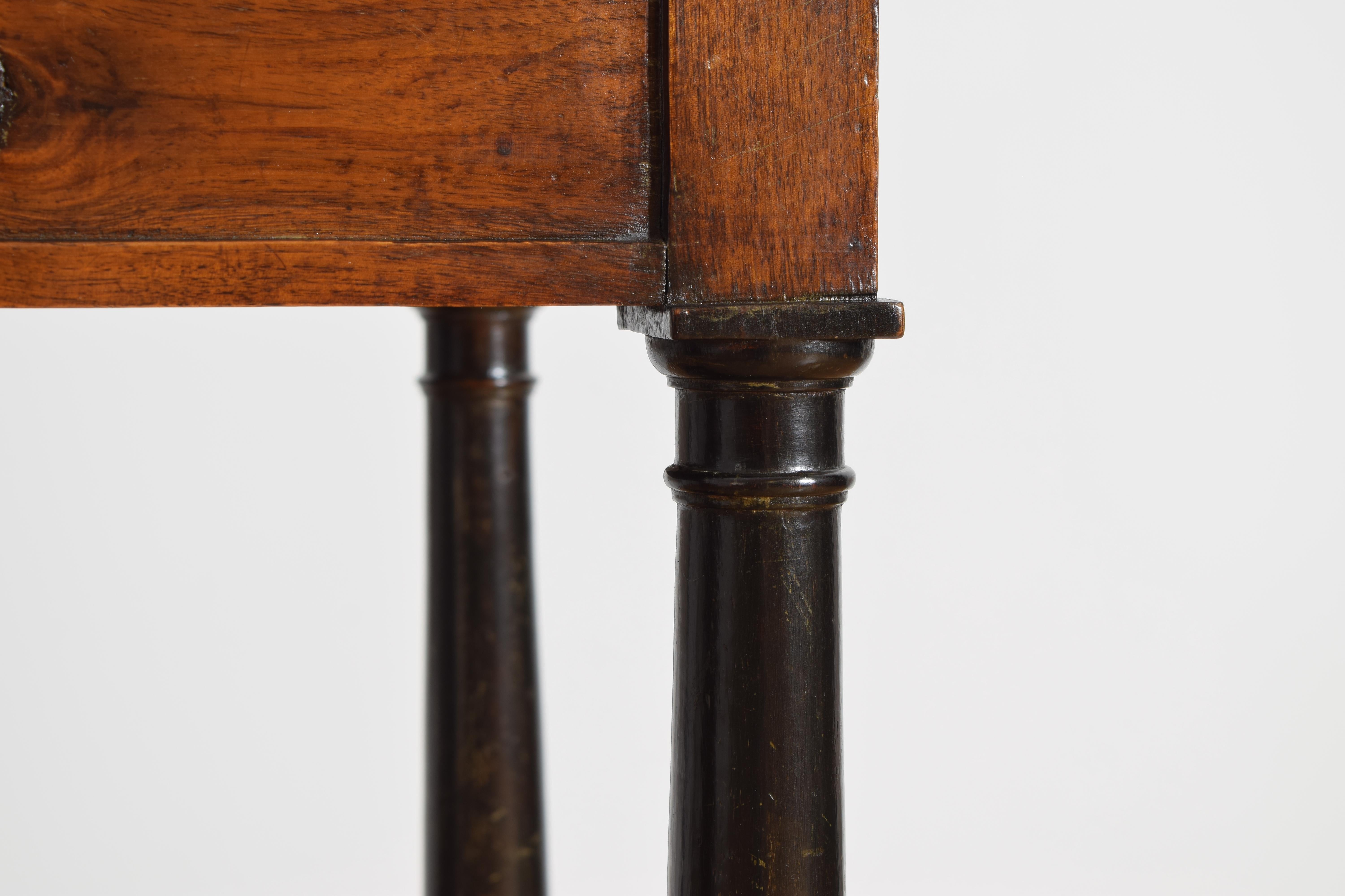 Norditalienischer neoklassischer Nussbaum & ebonisiertes schabloniertes Leder-Schreibtisch im Angebot 1