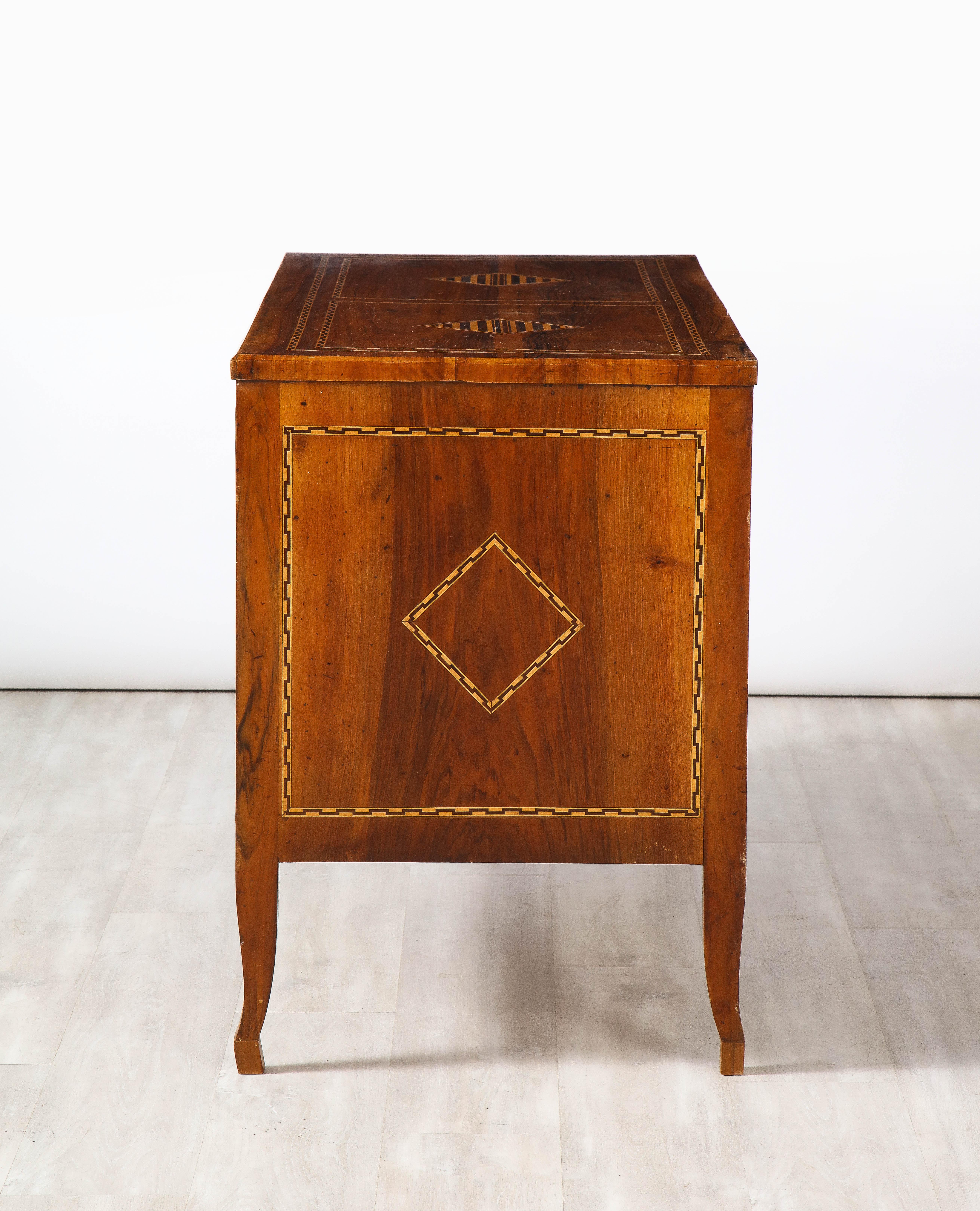 Northern Italian Neoclassical Walnut Inlaid Marquetry Commode, Chest of Drawers 4