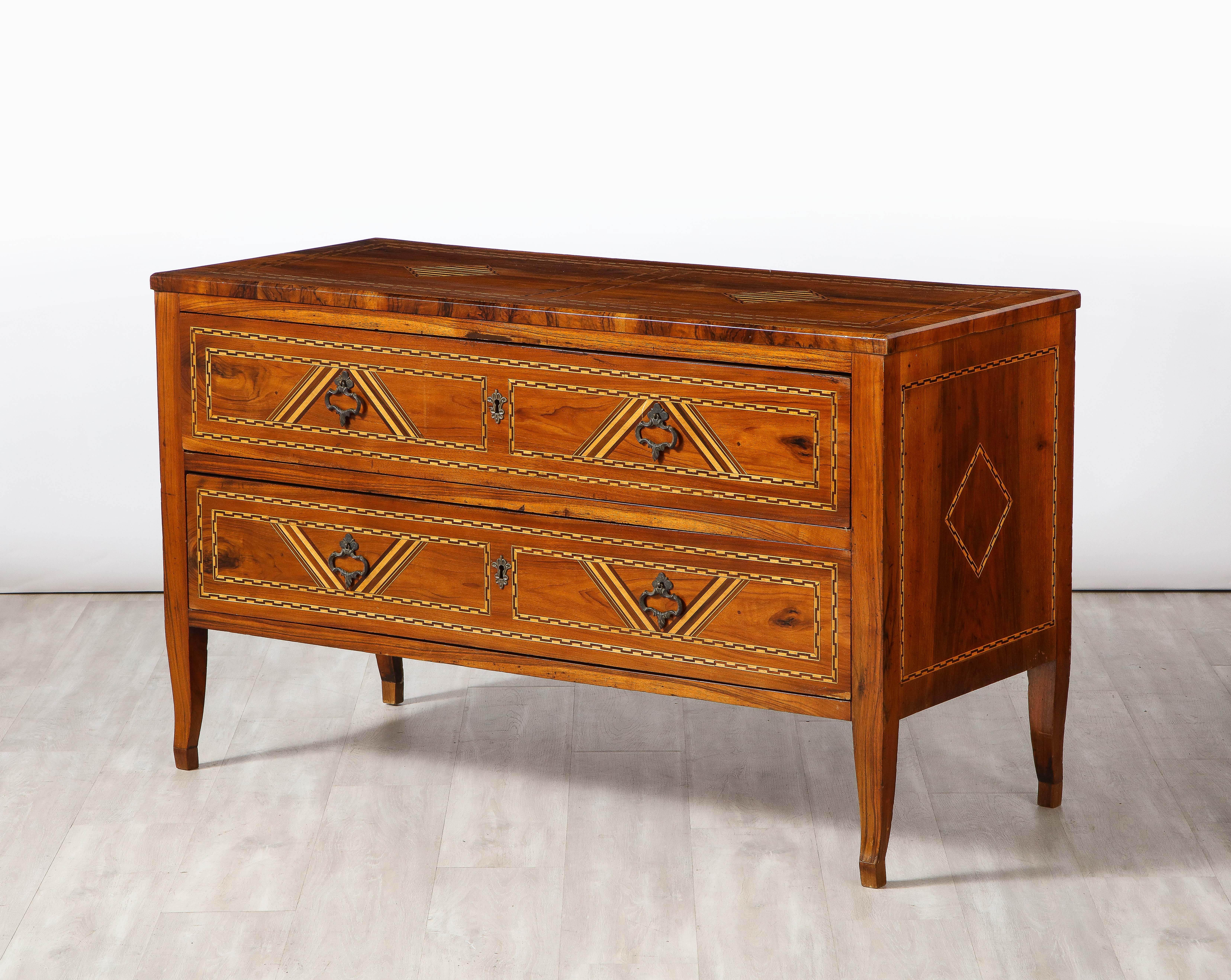 Northern Italian Neoclassical Walnut Inlaid Marquetry Commode, Chest of Drawers 3