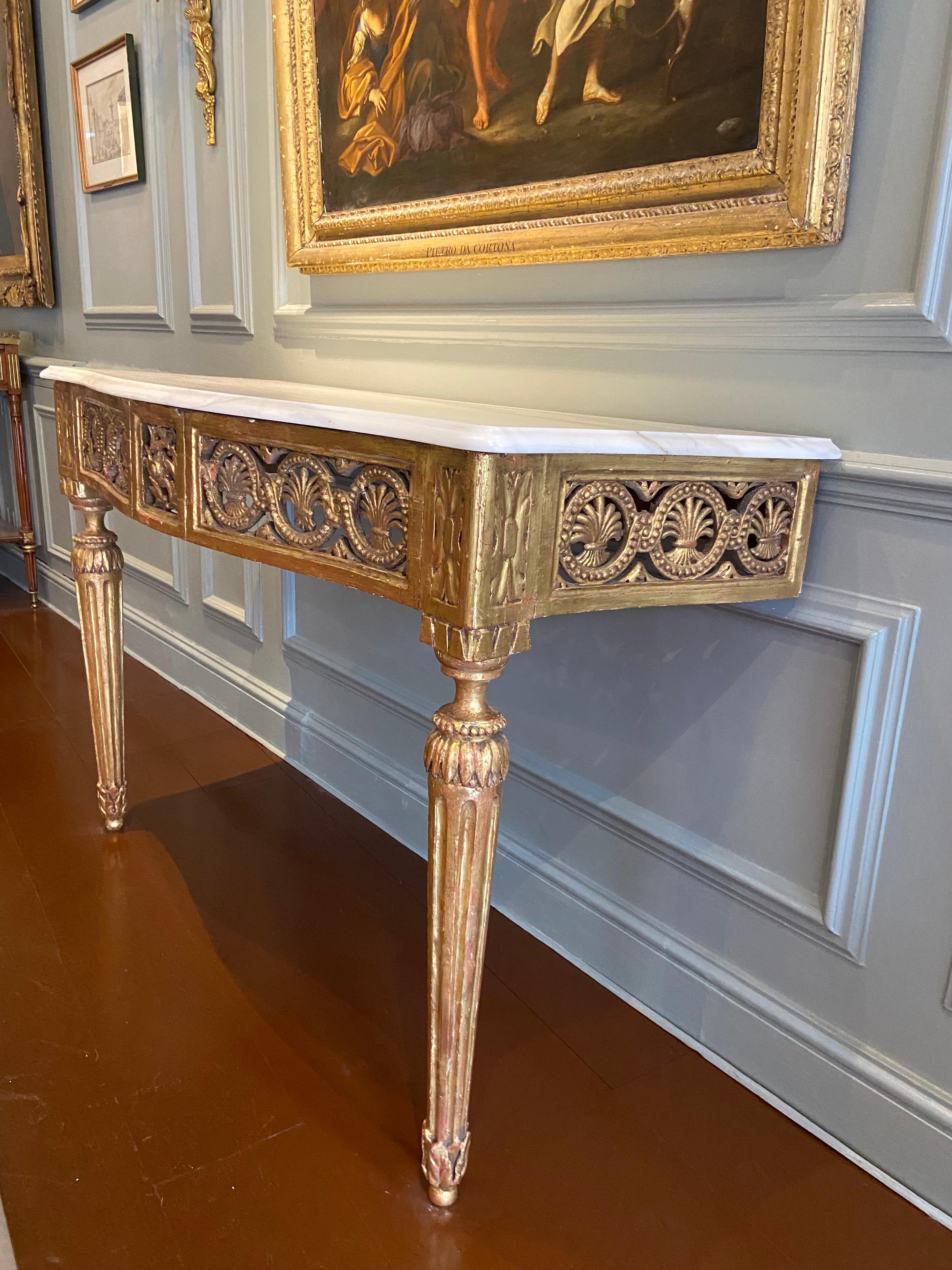 italien Table console en bois doré sculpté et serpentin d'Italie du Nord, fin du XVIIIe siècle en vente