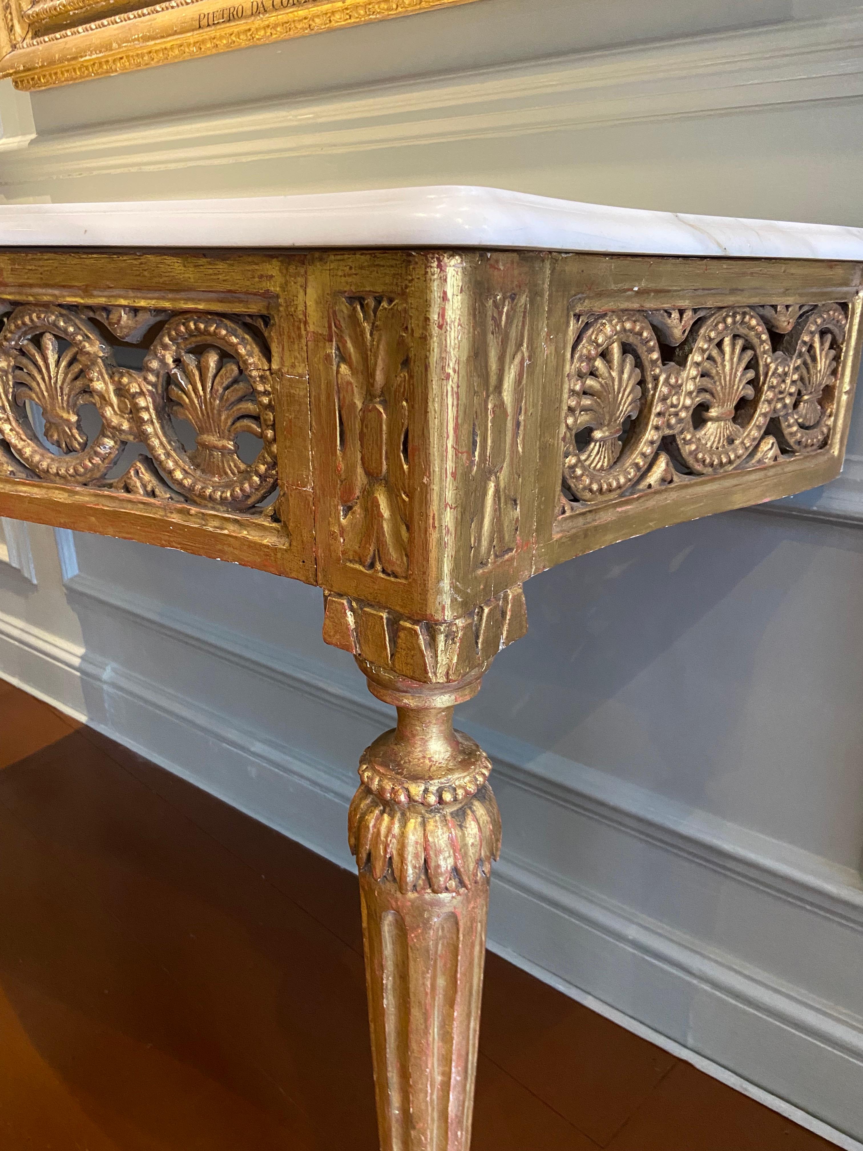 Bois doré Table console en bois doré sculpté et serpentin d'Italie du Nord, fin du XVIIIe siècle en vente