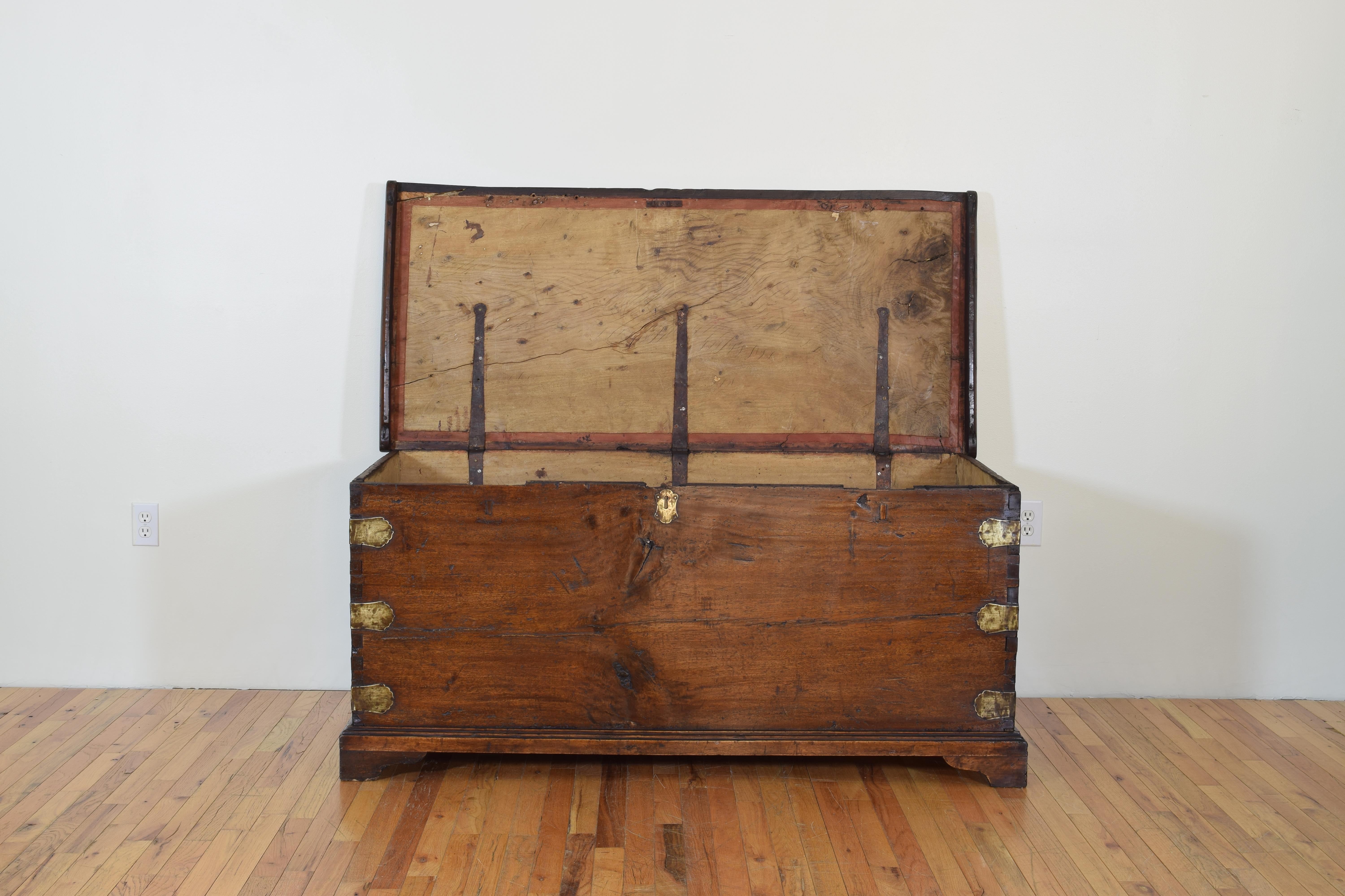 Northern Italian Walnut and Brass Mounted Trunk, 17th-18th Century im Zustand „Hervorragend“ in Atlanta, GA