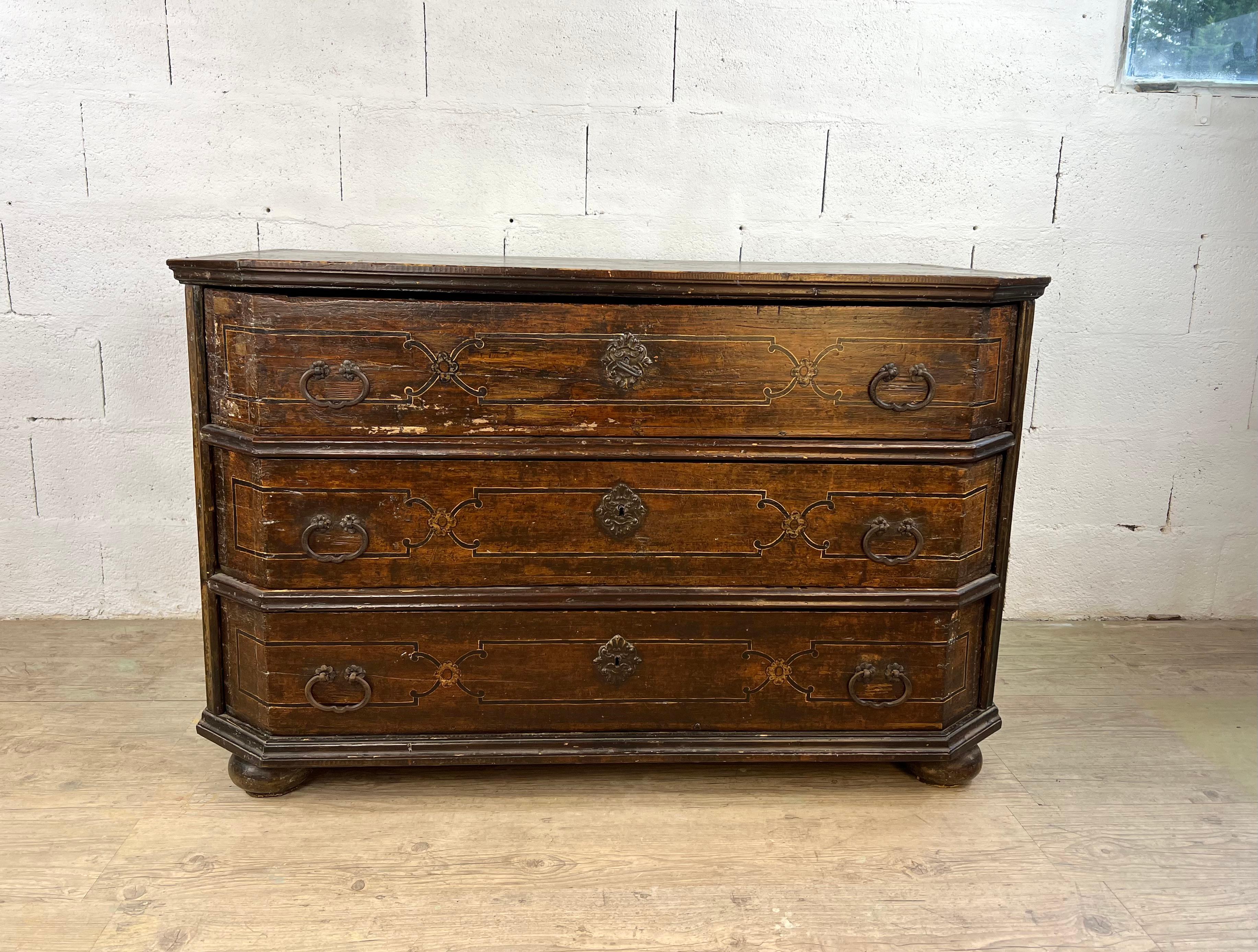 Raffinata testimonianza dell'artigianato italiano del XVIII secolo, questa elegante toilette proveniente dall'Italia settentrionale fonde perfettamente la raffinatezza con l'illusione artistica. Realizzati in legno naturale, i tre spaziosi cassetti