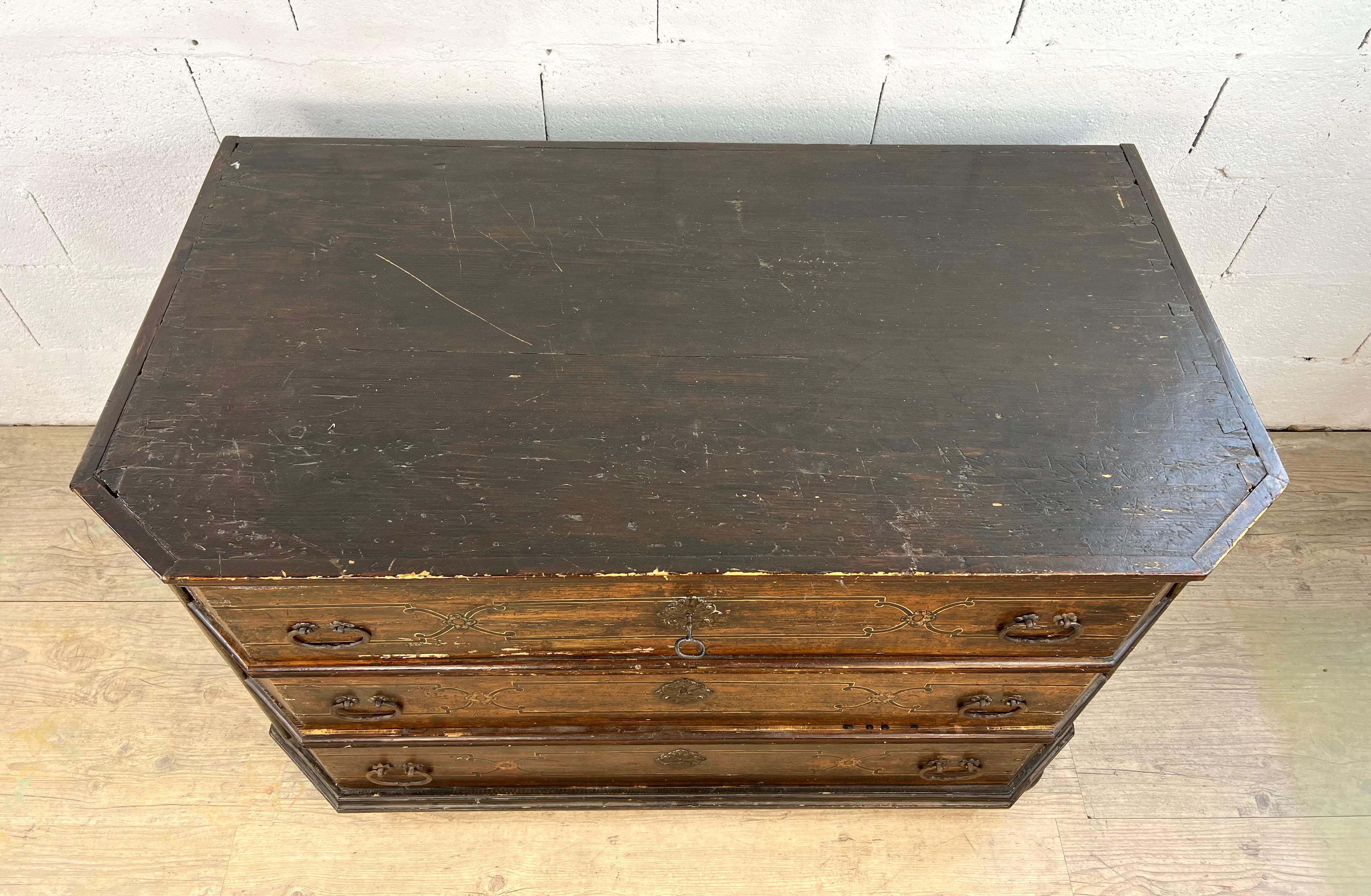 Italiano Italia settentrionale, XVIII secolo - Commode in legno naturale con finitura in finto marmo in vendita