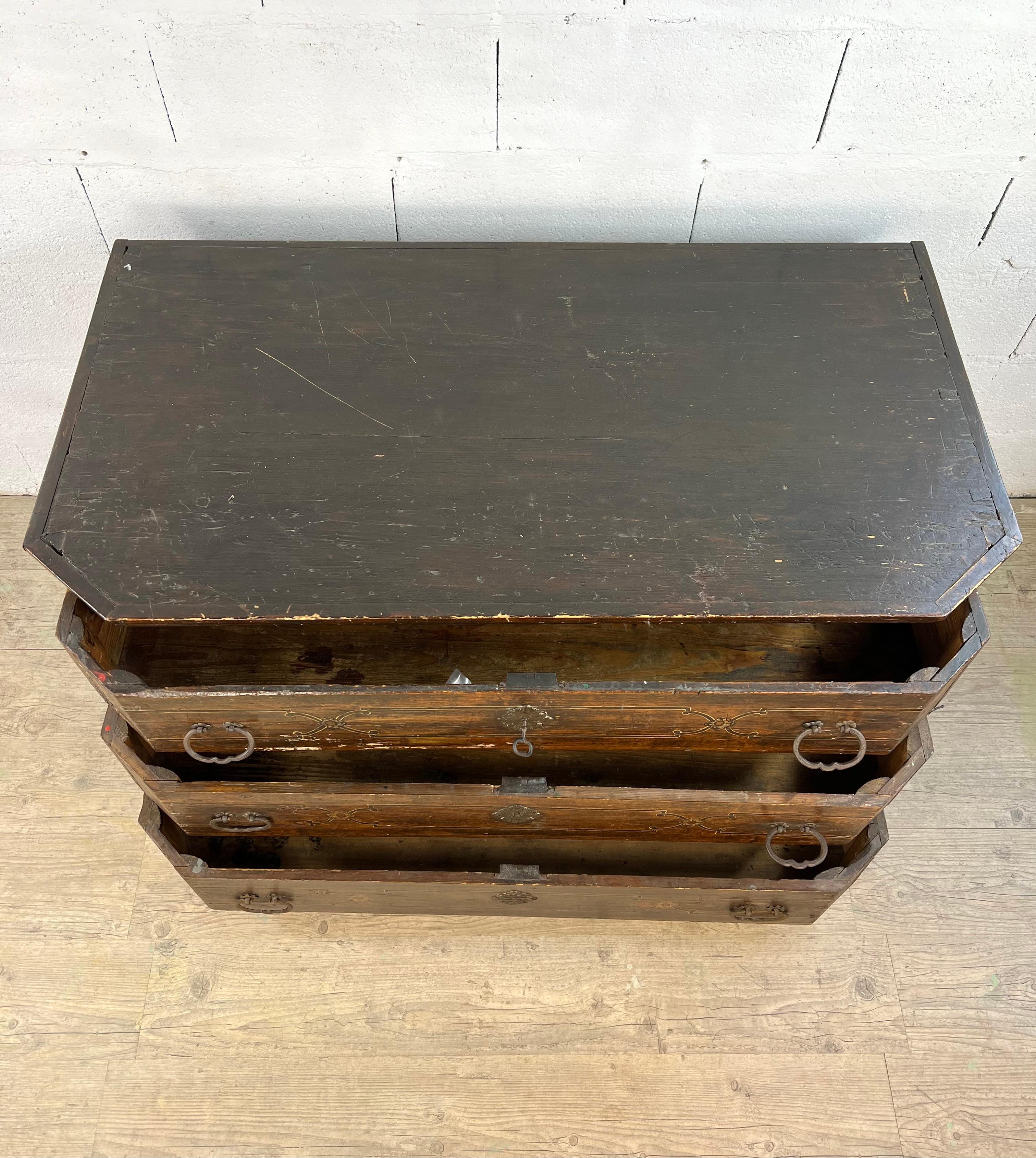 Fatto a mano Italia settentrionale, XVIII secolo - Commode in legno naturale con finitura in finto marmo in vendita