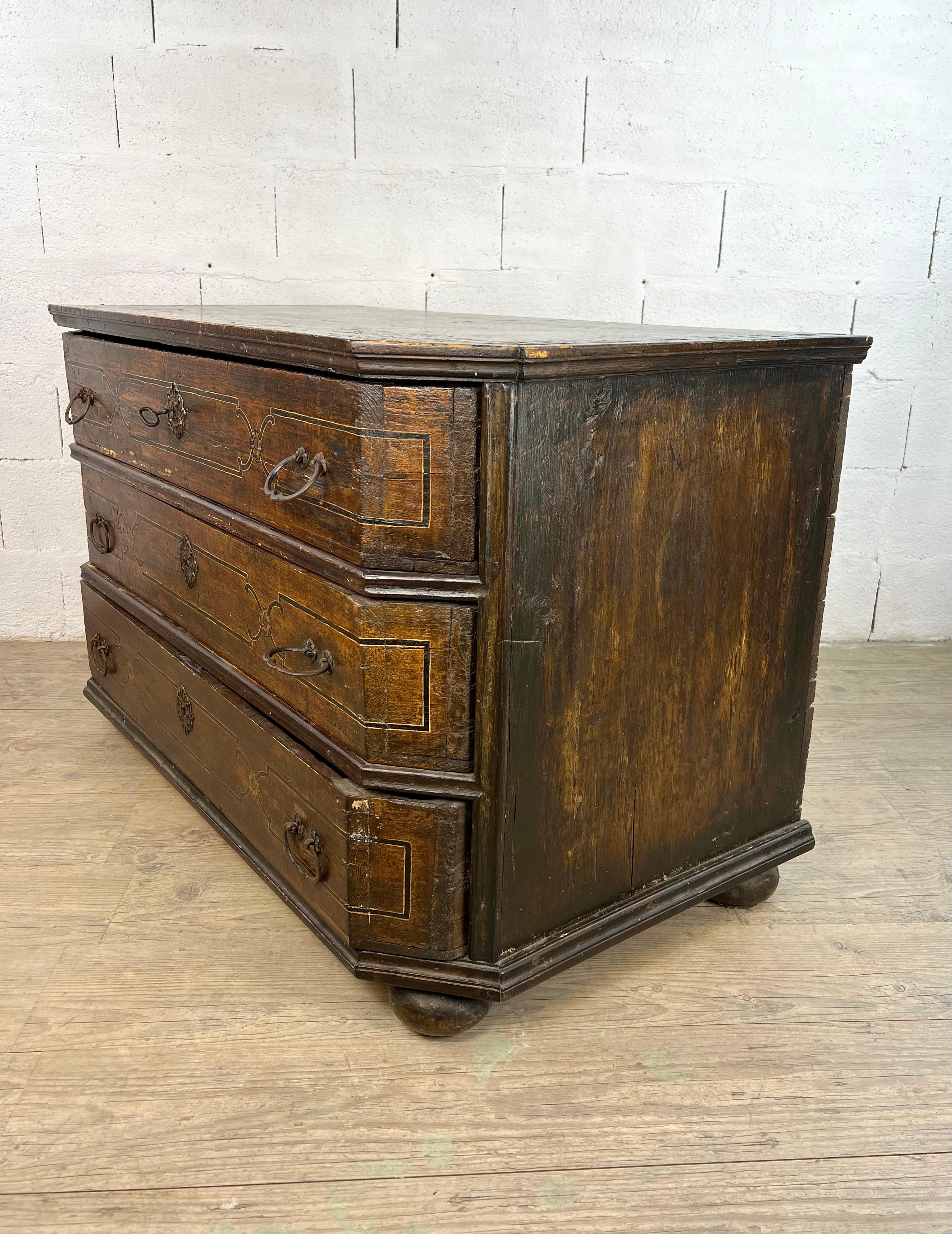 Fino al XVIII secolo Italia settentrionale, XVIII secolo - Commode in legno naturale con finitura in finto marmo in vendita