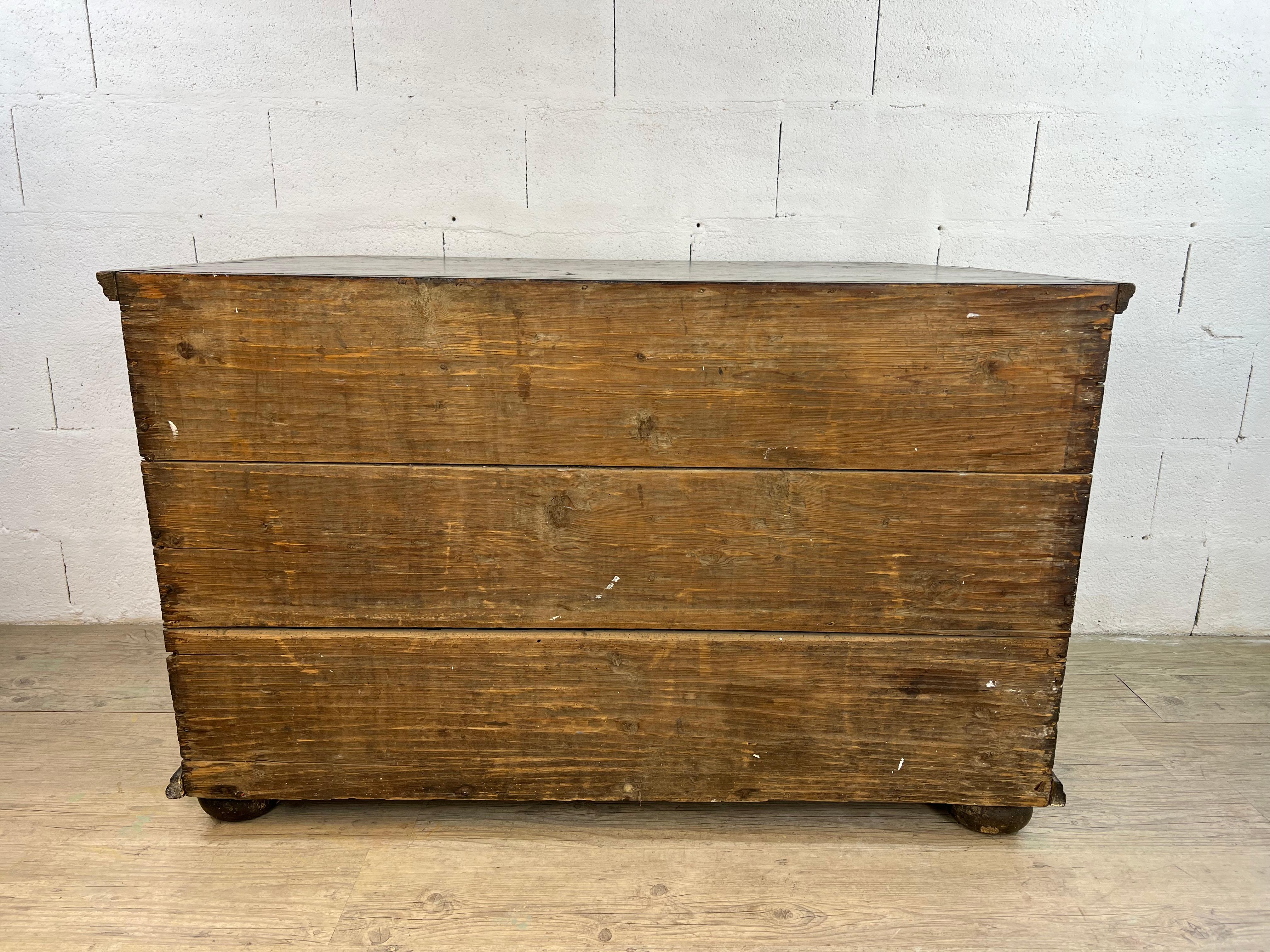 Italia settentrionale, XVIII secolo - Commode in legno naturale con finitura in finto marmo in vendita 1