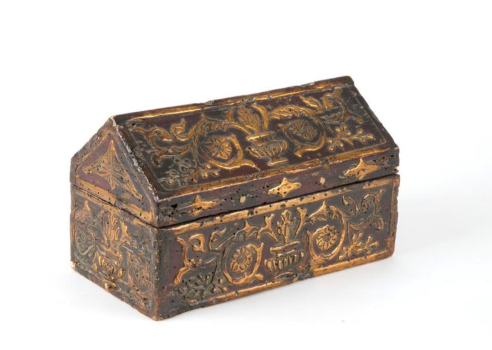 Northern Italy box set with 16th century Floral Motifs
18.5x30x16cm
Casket in carved and gilded wood with floral motifs.
Sealing wax stamp inside.
Vintage defects.