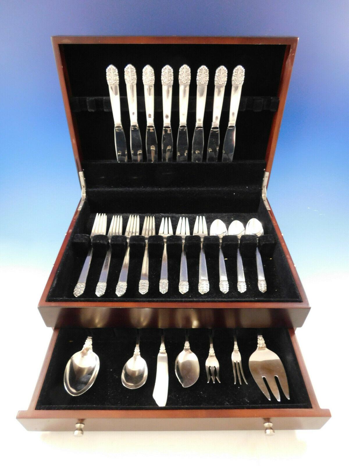 Juego de cubiertos de plata de ley brillante Mid-Century Modern northern lights by International Sterling, 48 piezas. Este juego incluye:

8 cuchillas, 8 7/8
8 tenedores, 7 1/8
8 tenedores de ensalada, 6 3/8
8 cucharaditas, 6
1 cuchara de servir, 8