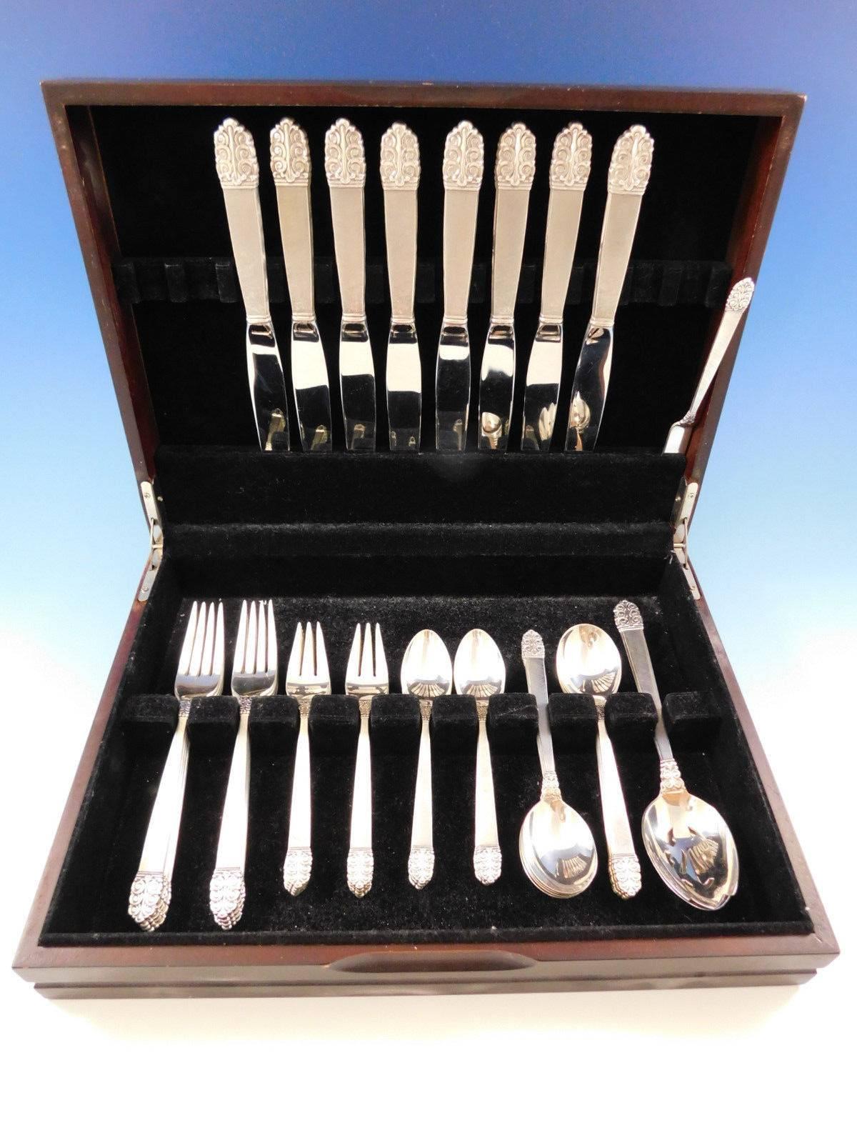 Dinner size matte finish Northern lights by International sterling silver post-war Scandinavian-modern design flatware set, 43 pieces. This pattern was designed by Alfred Kintz, circa 1946. 

This set includes:

Eight dinner size knives, 9