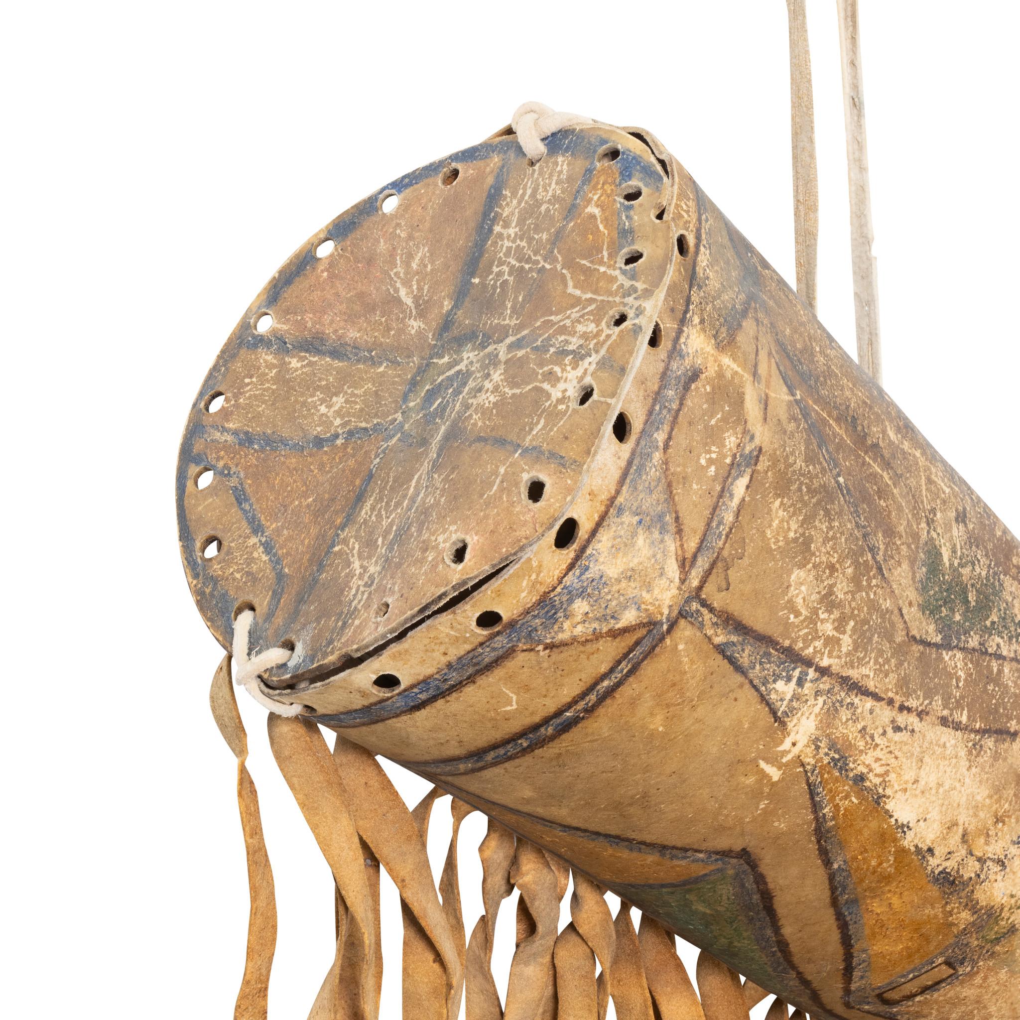 Northern Plains parfleche bonnet case with original long fringe. Old smoke from the teepee.

Period: circa 1870
Origin: Northern Plains
Size: Case 19