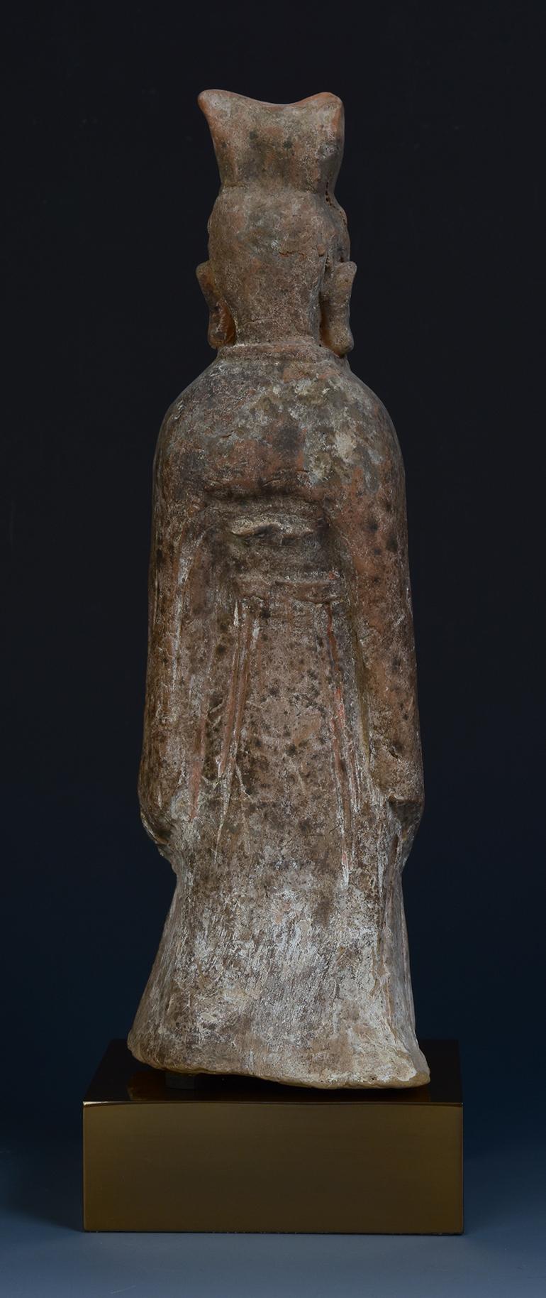 Dynastie Qi du Nord, poterie chinoise ancienne Homme de cour debout en vente 1