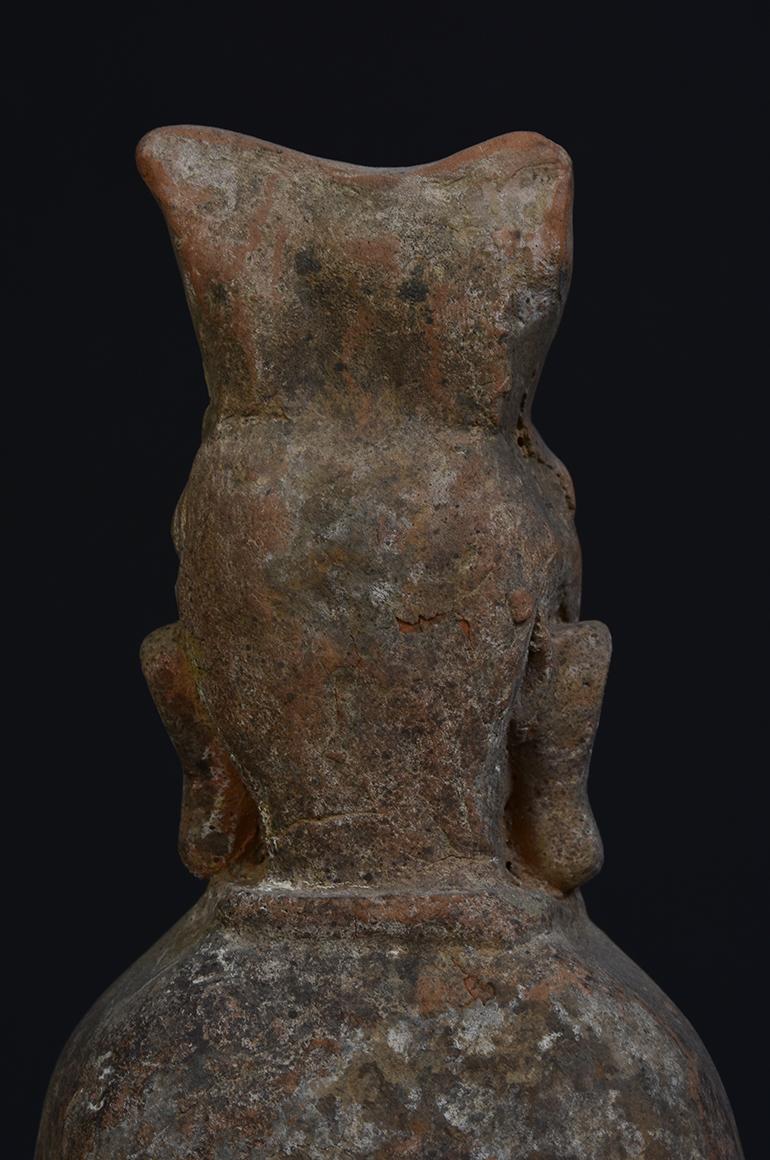 Dynastie Qi du Nord, poterie chinoise ancienne Homme de cour debout en vente 2