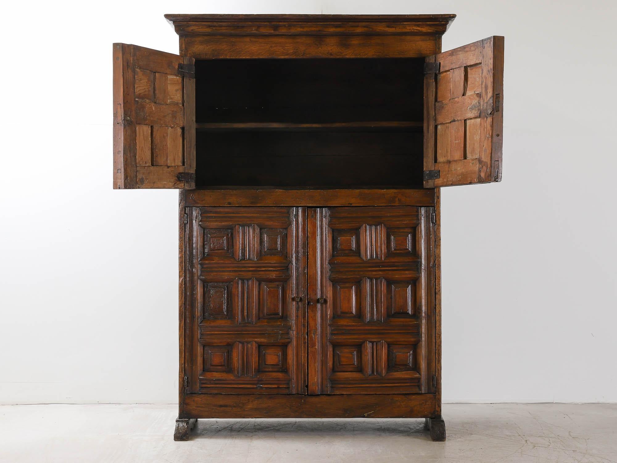 Northern Spanish 19th Century Carved Oak and Pine Cabinet In Good Condition For Sale In London, Charterhouse Square