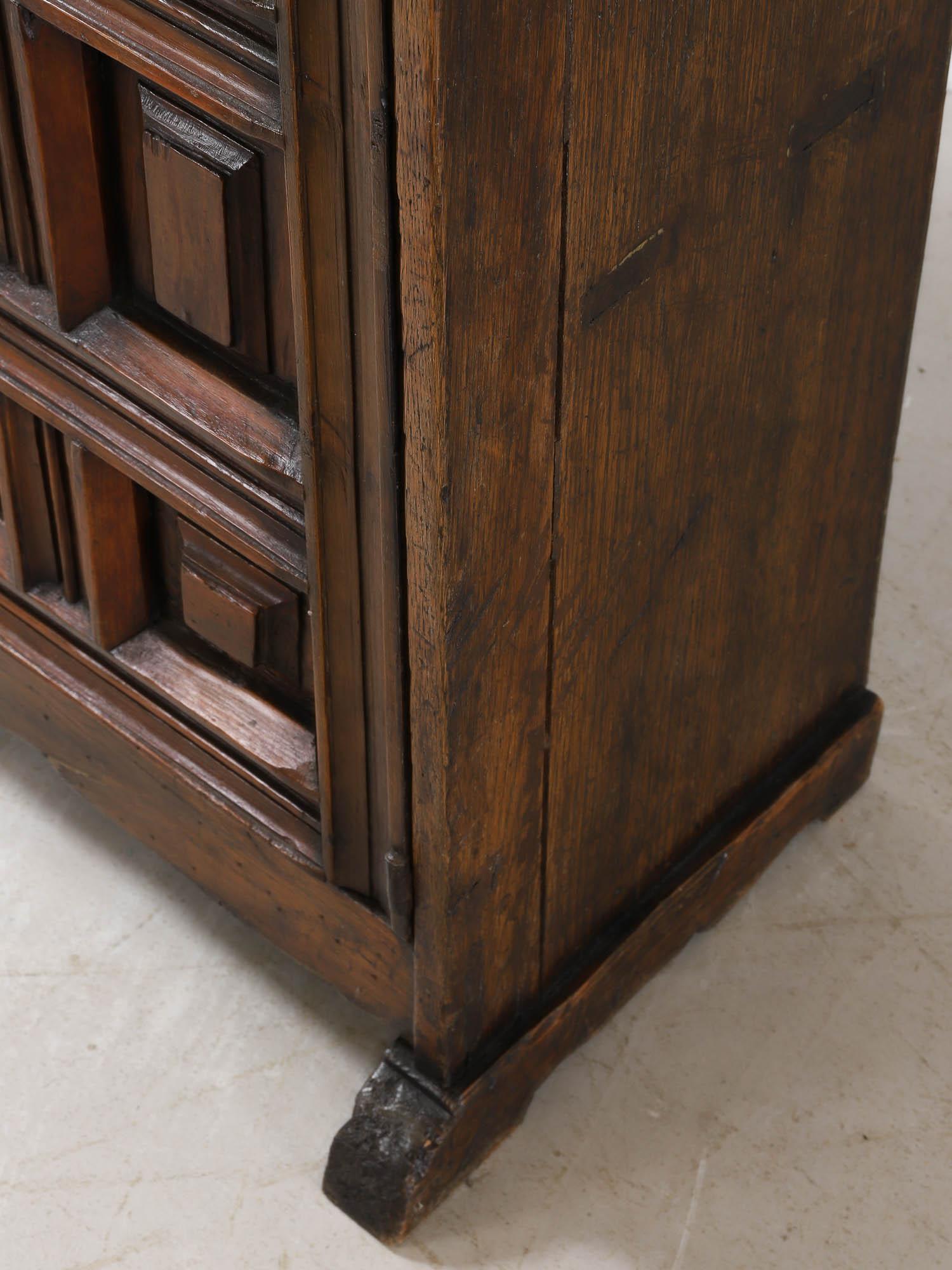Northern Spanish 19th Century Carved Oak and Pine Cabinet For Sale 3