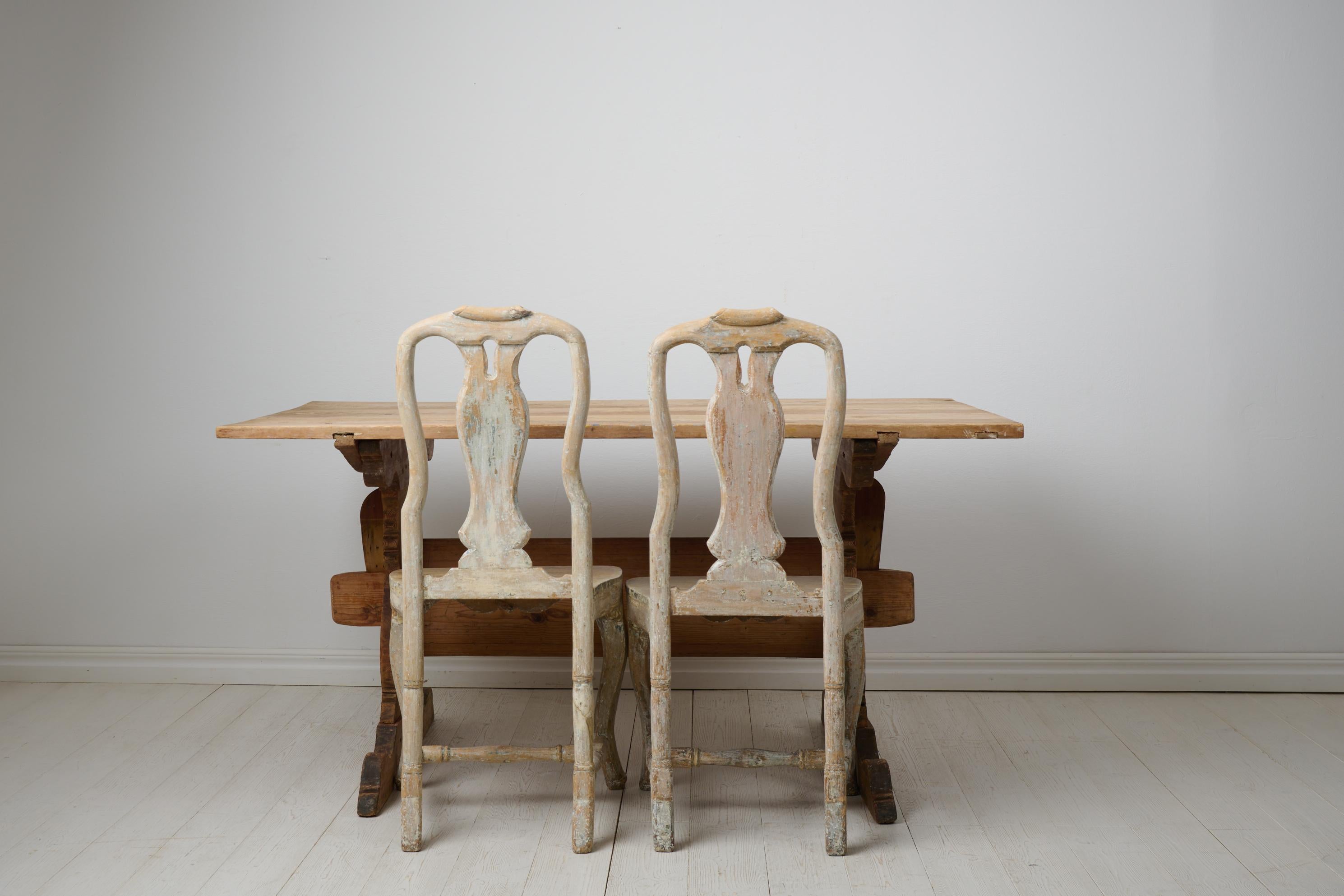Table de salle à manger ou table de travail suédoise ancienne. Il s'agit d'une véritable table à tréteaux du nord de la Suède, fabriquée vers 1820. La table a un grand plateau solide sur un piétement avec des tréteaux biseautés. Les tréteaux