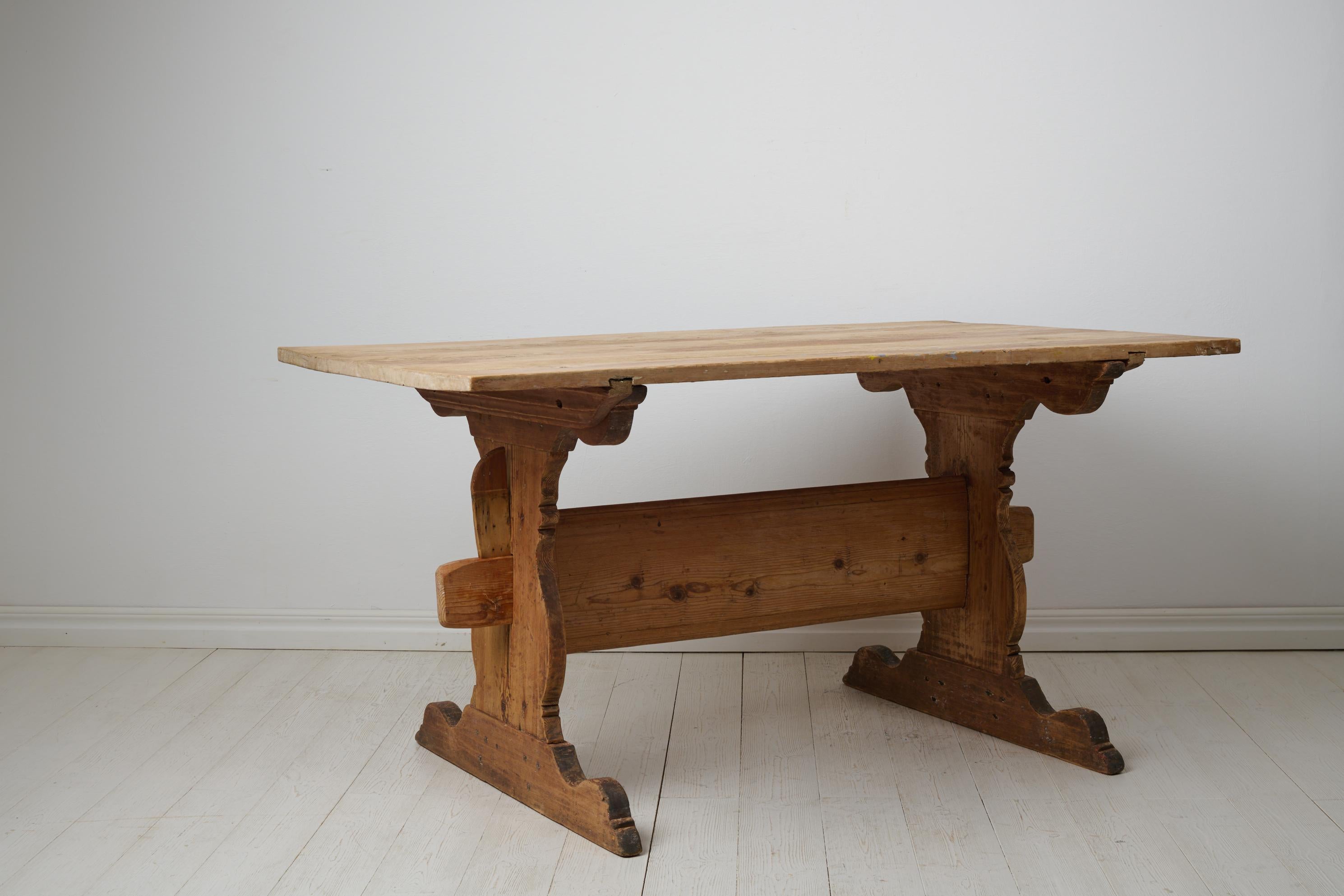 Fait main Bureau à tréteaux, table de salle à manger ou de travail en pin massif fait main, anciennement suédois du nord en vente