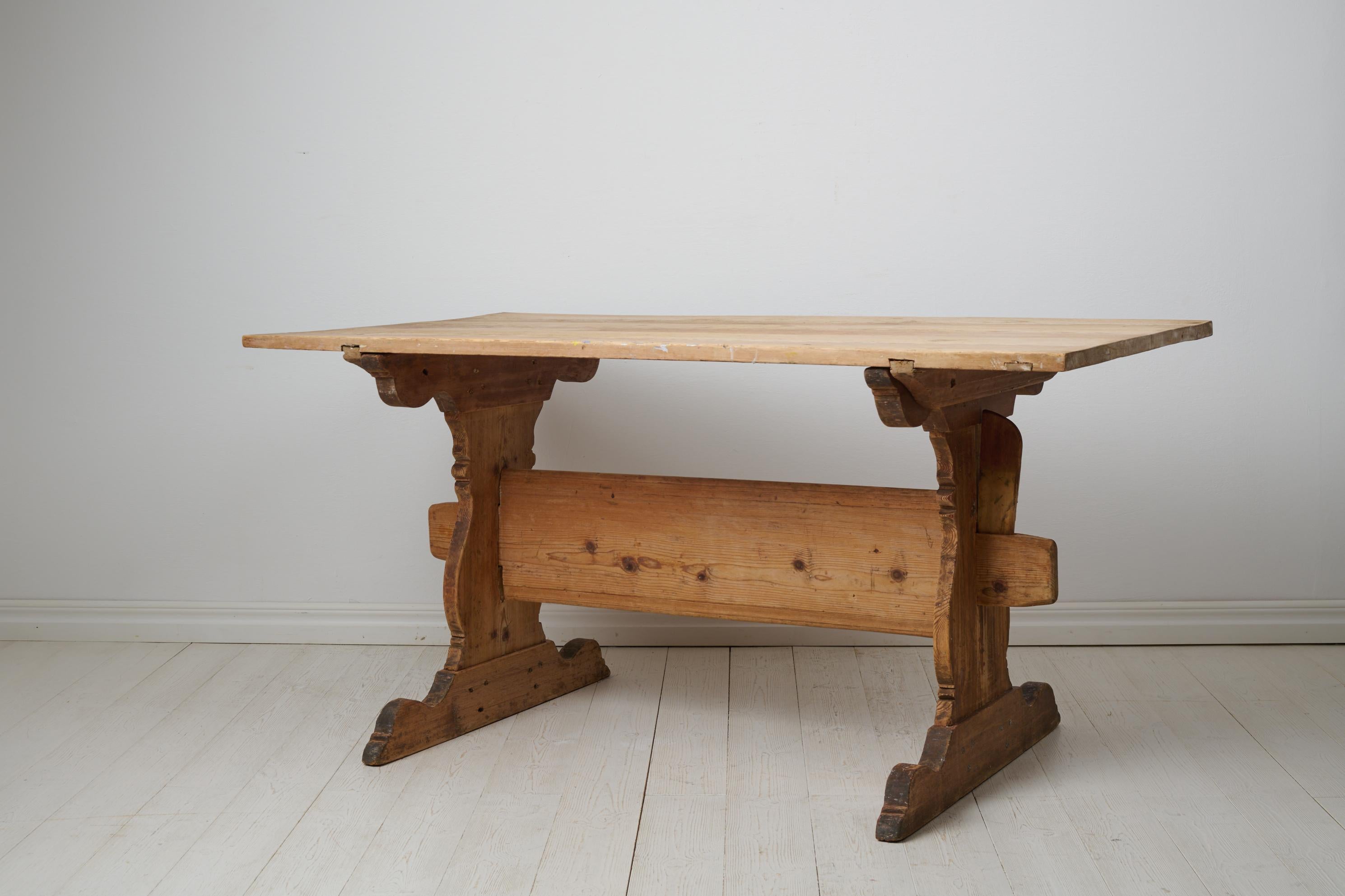Bureau à tréteaux, table de salle à manger ou de travail en pin massif fait main, anciennement suédois du nord Bon état - En vente à Kramfors, SE