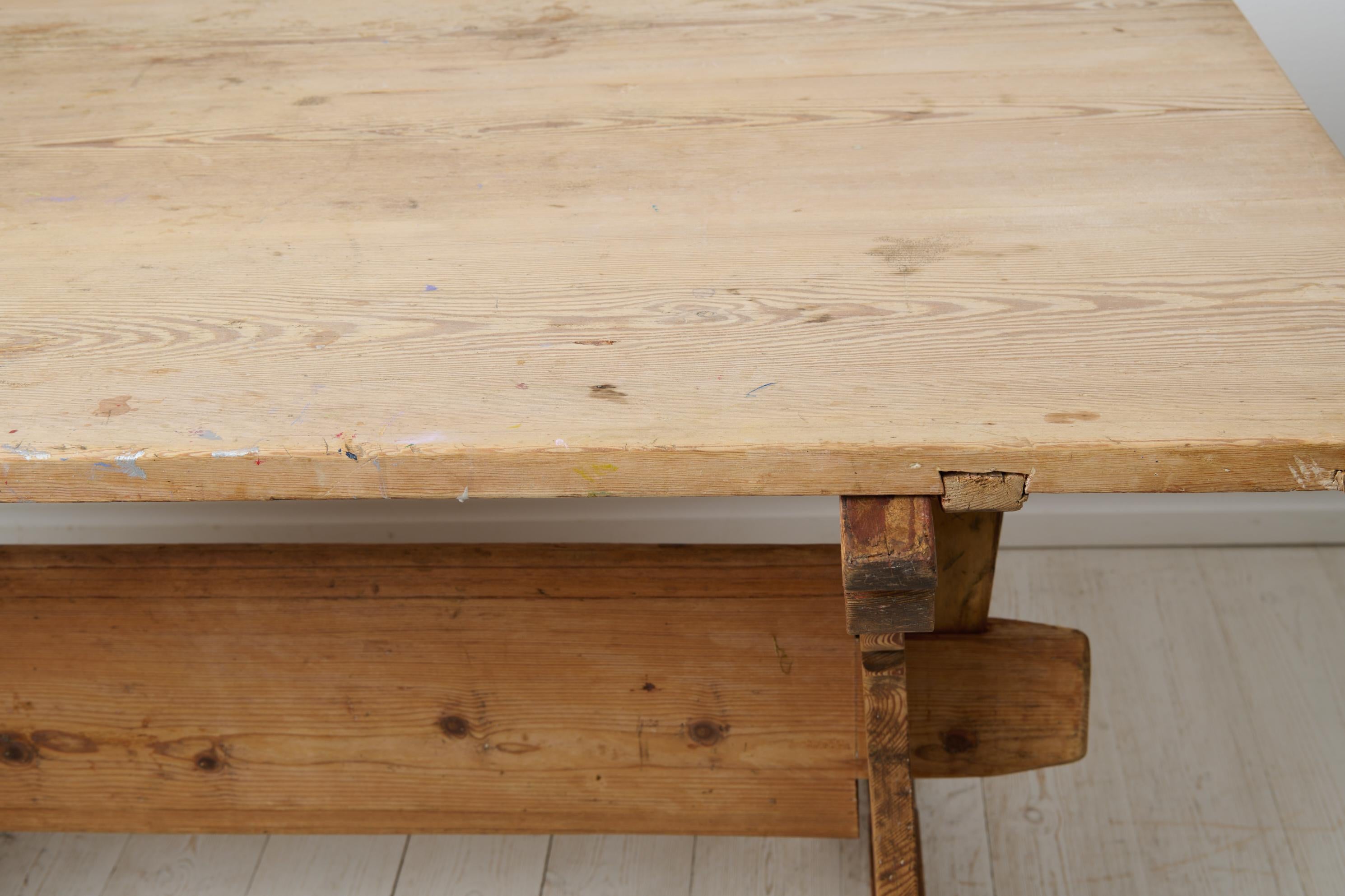 Pin Bureau à tréteaux, table de salle à manger ou de travail en pin massif fait main, anciennement suédois du nord en vente