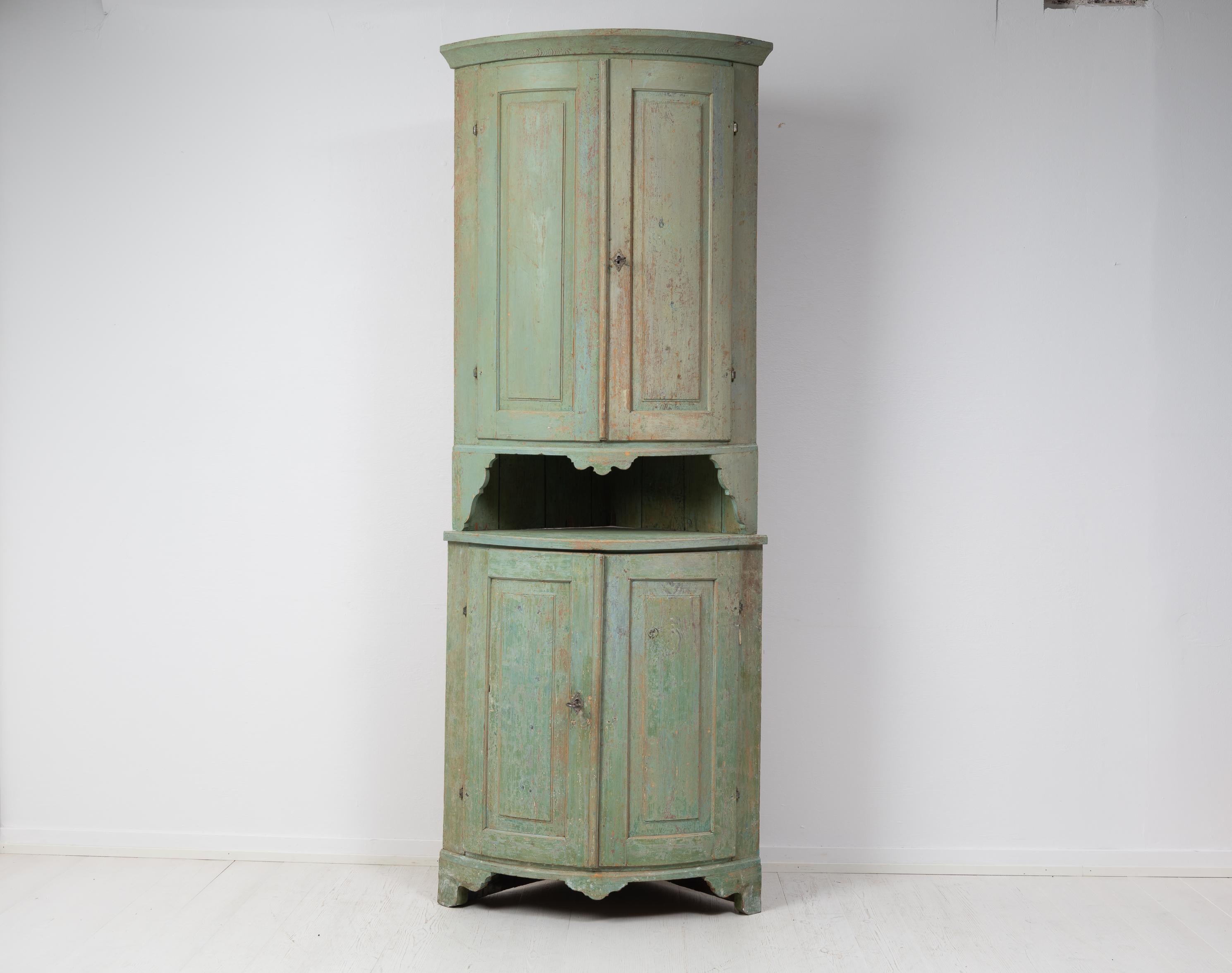 Northern Swedish Country Gustavian Corner Cabinet In Good Condition In Kramfors, SE