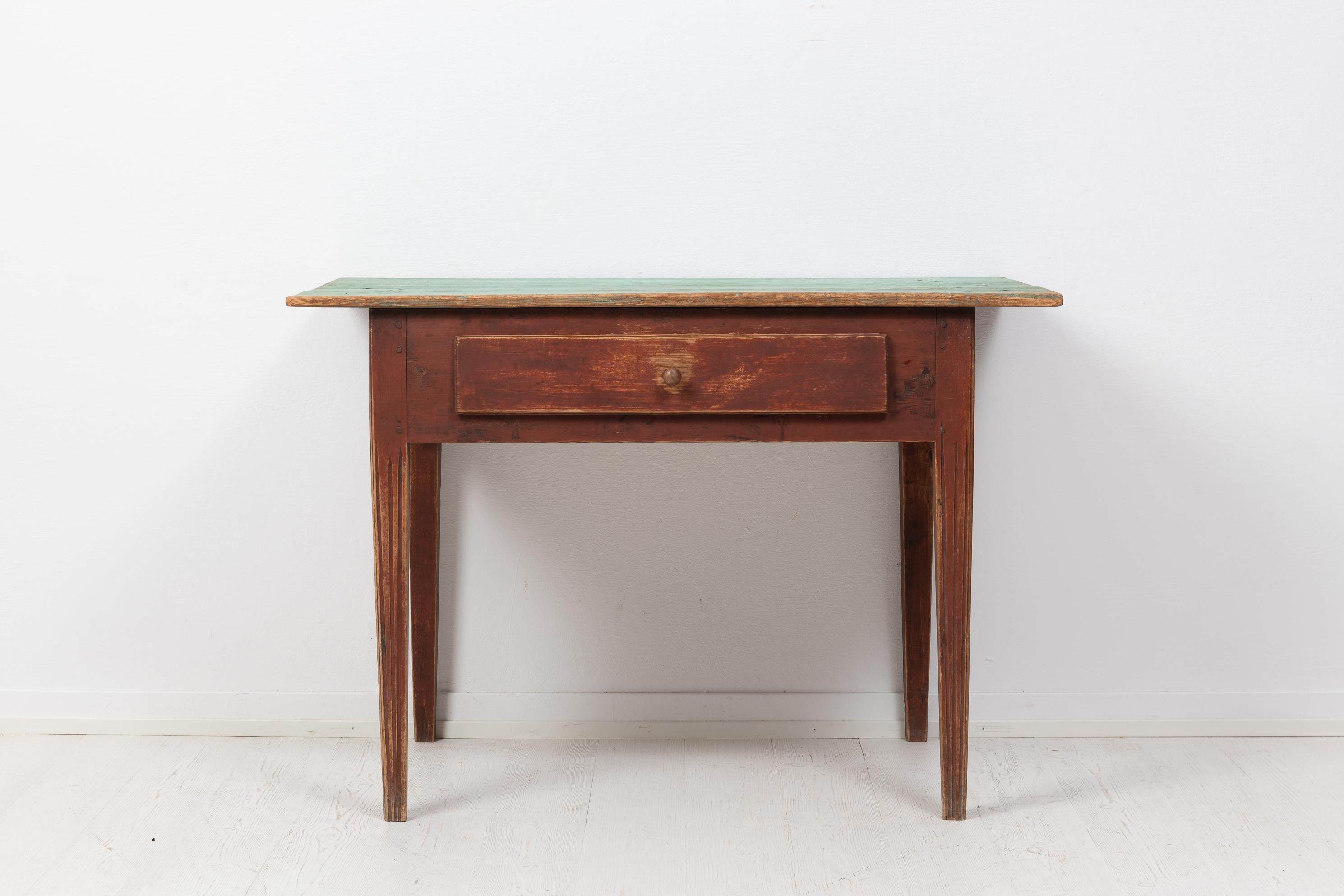 Landhaus-Wandtisch im gustavianischen Stil aus den ersten Jahren des 19. Jahrhunderts, um 1810. Der Tisch stammt aus Nordschweden und ist aus lackierter Kiefer gefertigt. Er hat eine große Schublade und gerade, konisch zulaufende Beine mit