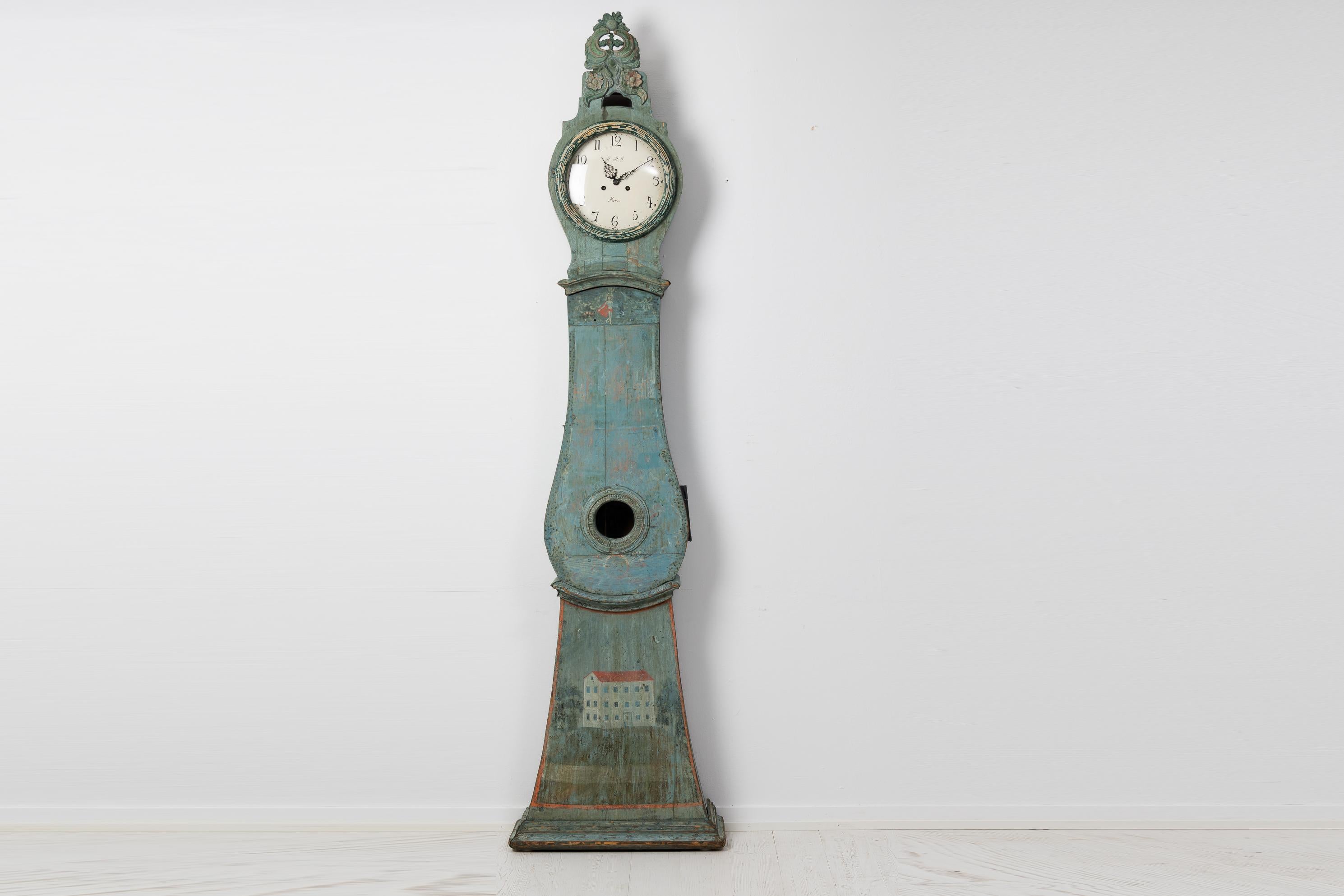 Horloge à long boîtier du nord de la Suède, fabriquée à la fin des années 1700. L'horloge est peinte en bleu-vert d'origine et présente un décor inhabituel. Le temps a également créé une patine unique qui ajoute au caractère de l'horloge. En outre,